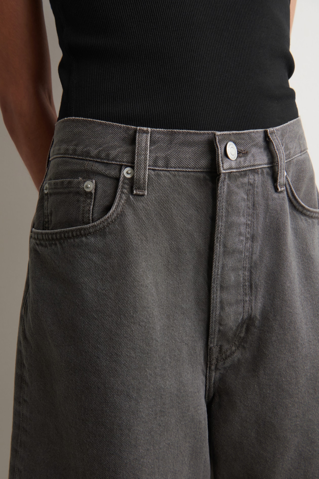 KNEE-LENGTH DENIM SHORTS — DARK BROWN