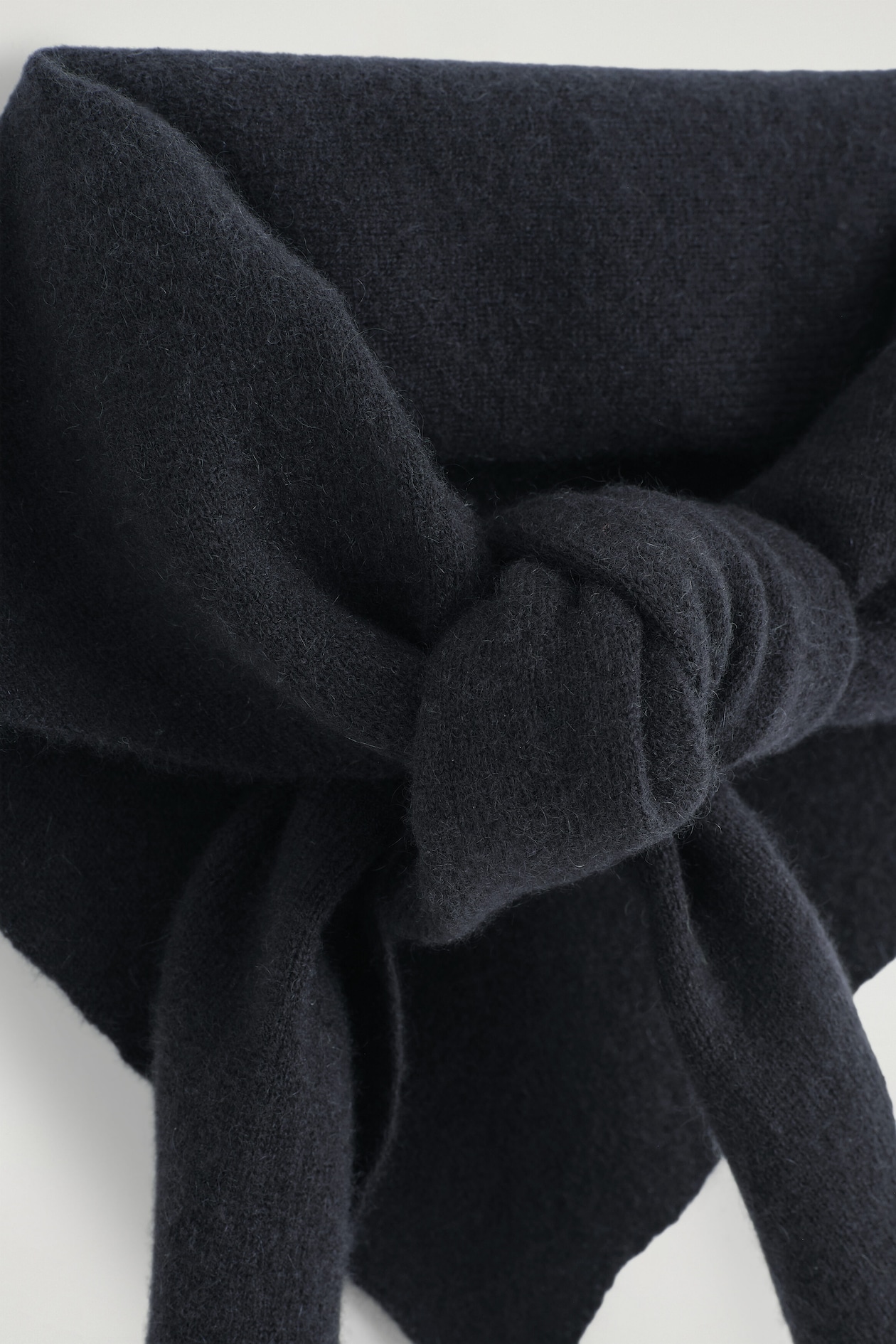 PURE CASHMERE TRIANGLE SCARF — NAVY