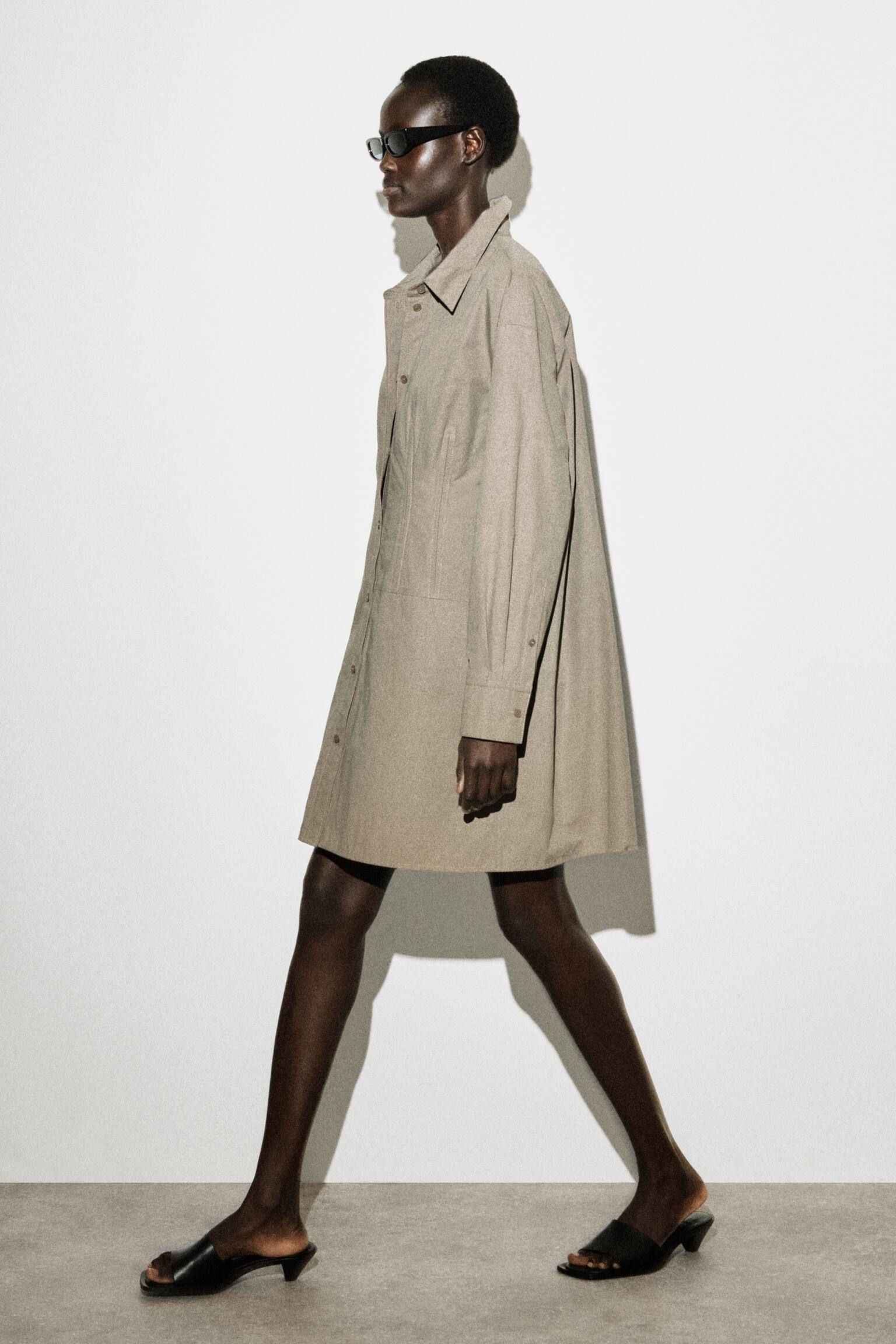 HEMDKLEID AUS BAUMWOLLE MIT GÜRTEL - GRAU - 4