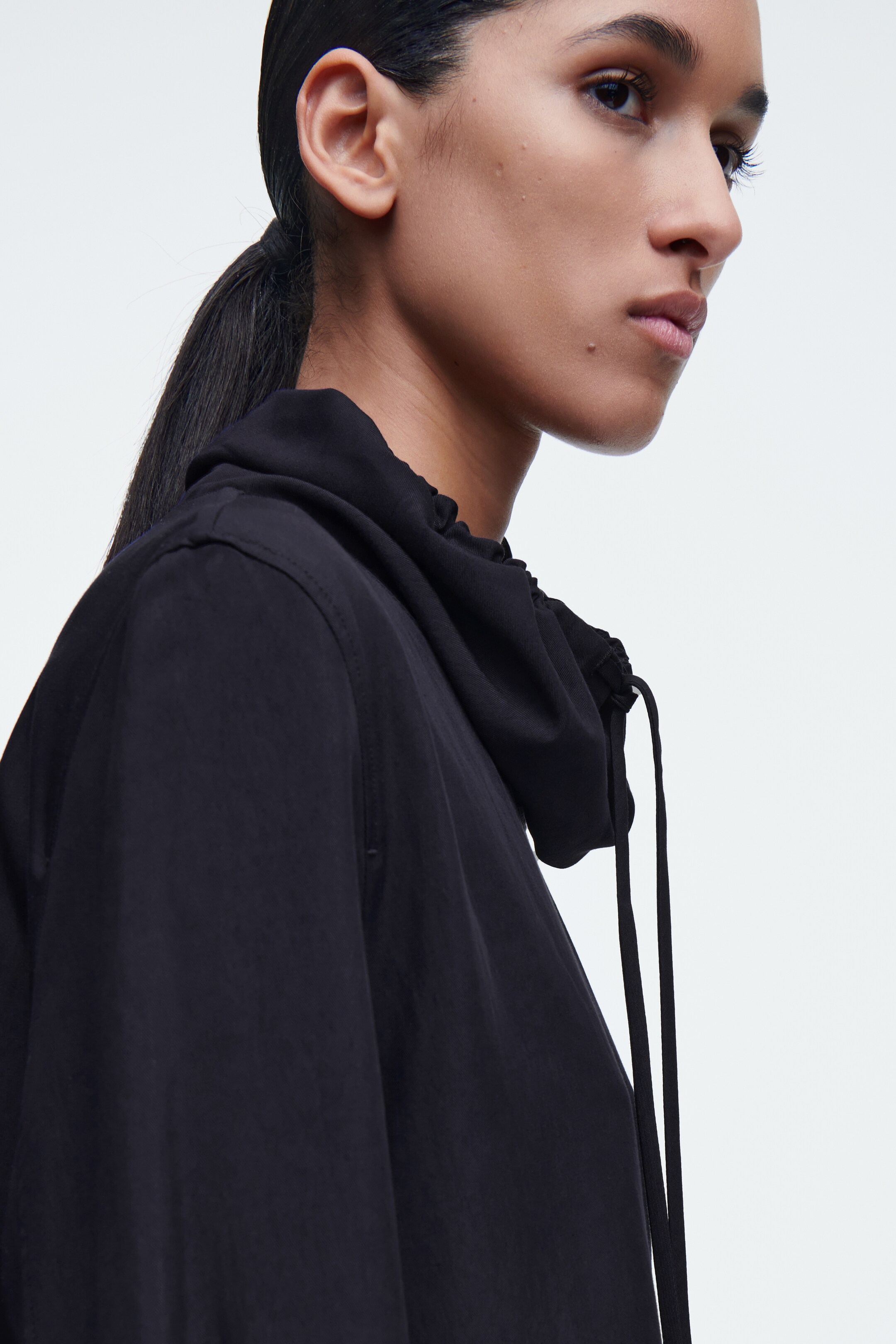 Zobrazit větší obrázek: TOP S VÝSTŘIHEM NA STAŽENÍ - TMAVĚ MODRÁ - ŽENY | H&M CZ 4