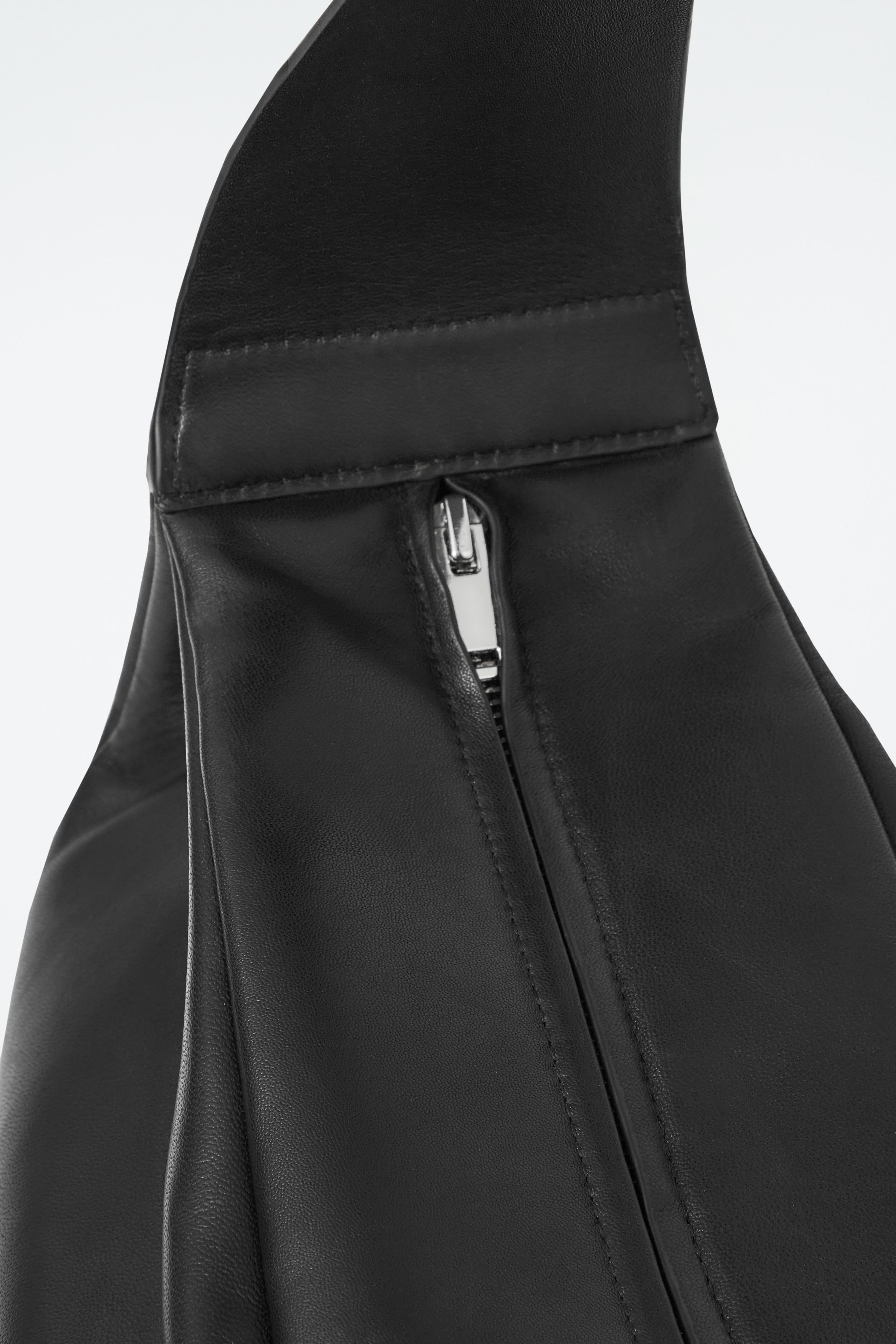 SWING OVERSIZED CROSSBODY - LEATHER - BLACK | COS