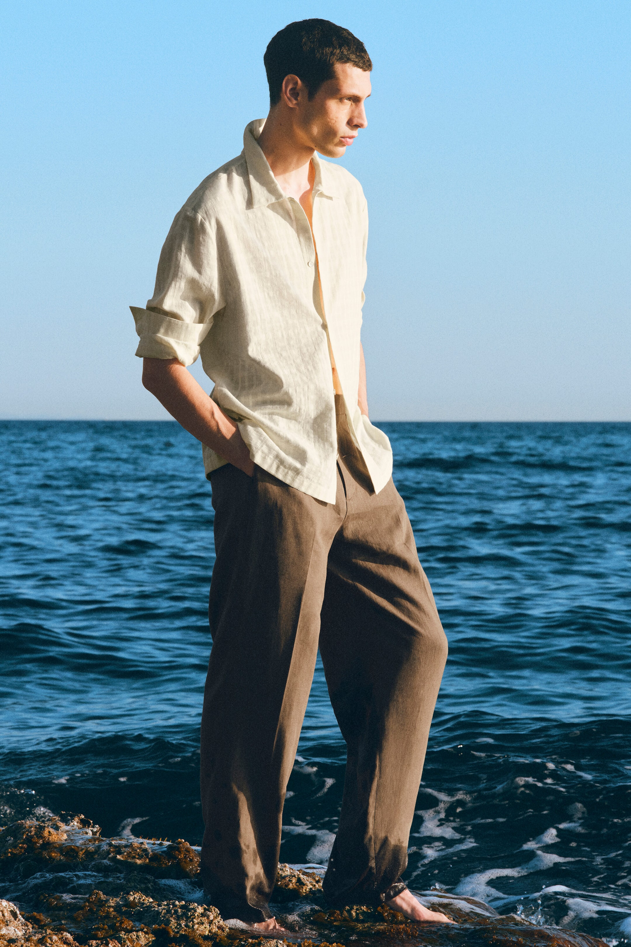 SCHMAL ZULAUFENDE LEINENHOSE MIT LOCKERER PASSFORM