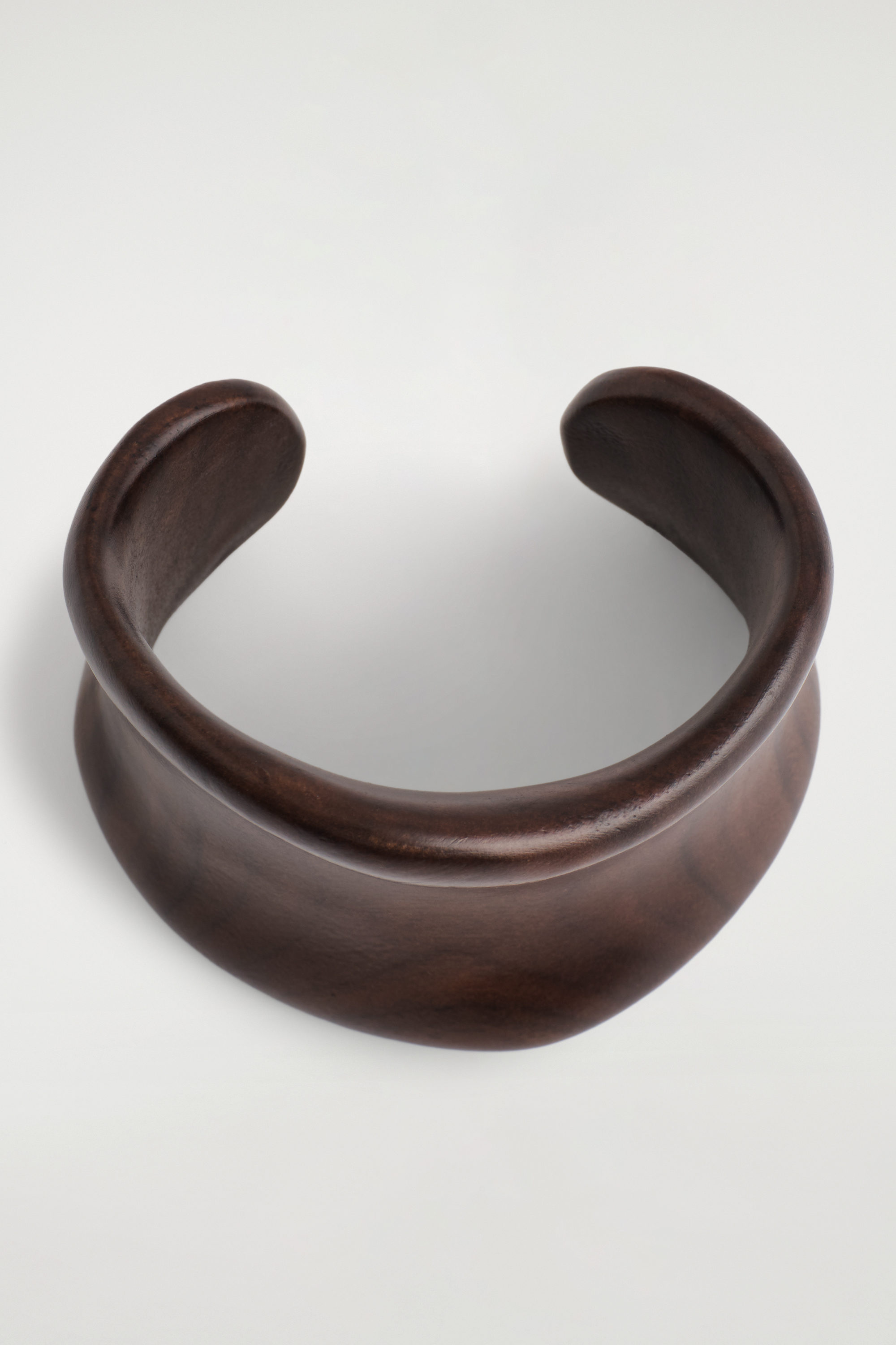 CURVED WOODEN CUFF - WALNUT | COS US