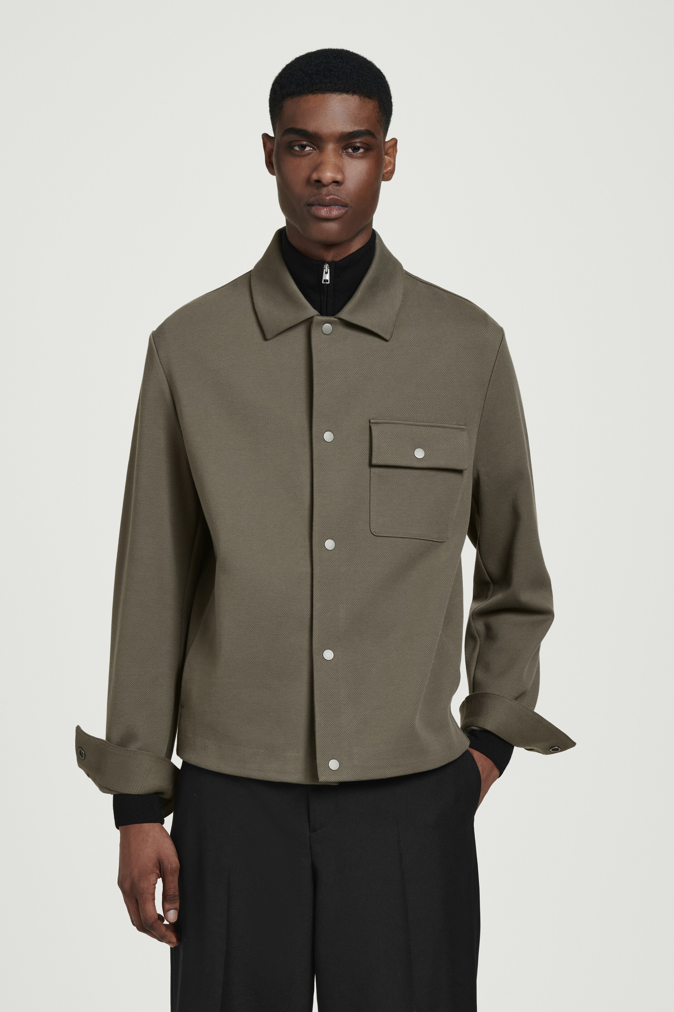 Zobacz większy obraz: KURTKA KOSZULOWA Z BAWEŁNY O SPLOCIE SKOŚNYM - CIEMNY KHAKI - ON | H&M PL 1