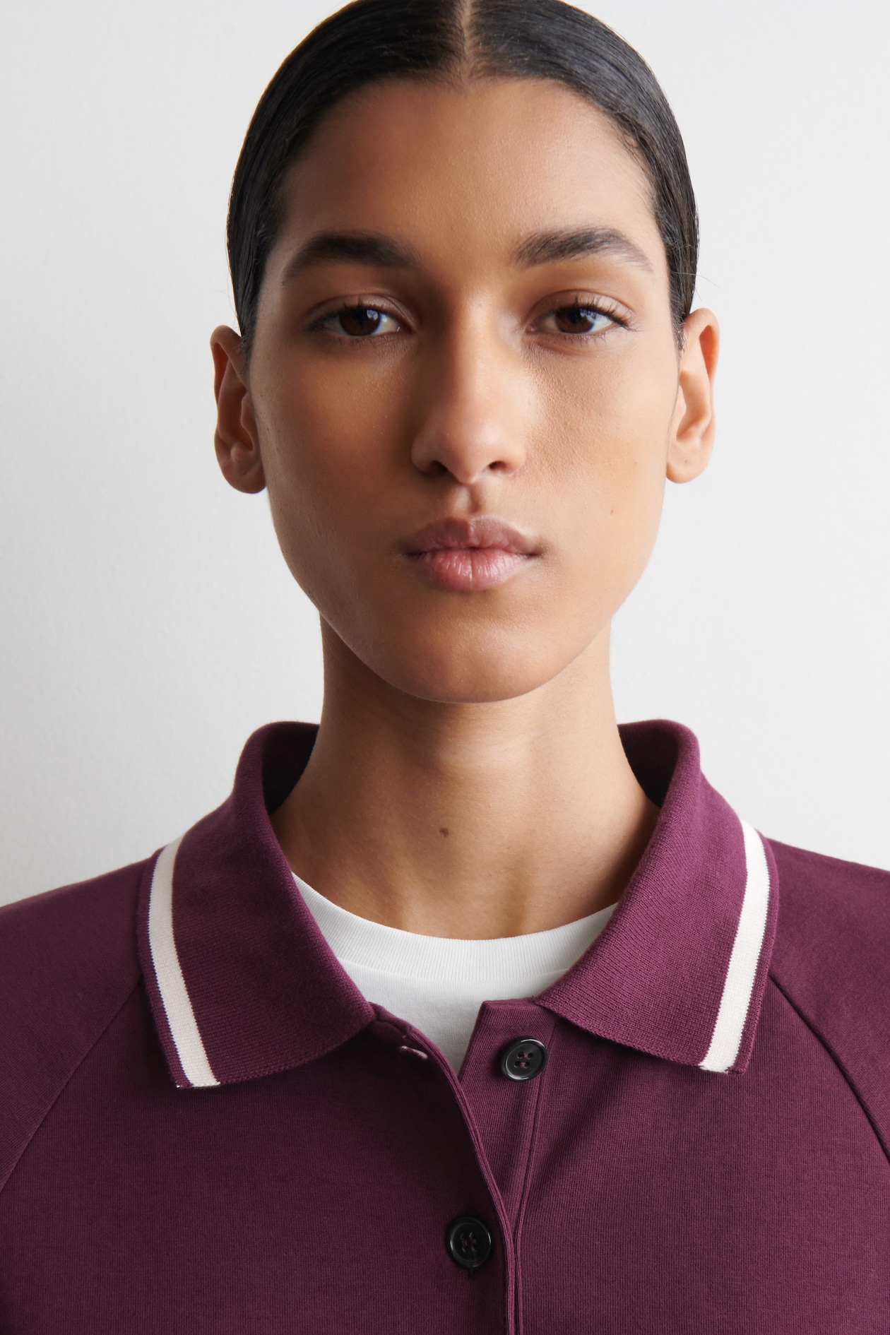 CONTRAST-TIPPED COTTON POLO TOP — BURGUNDY