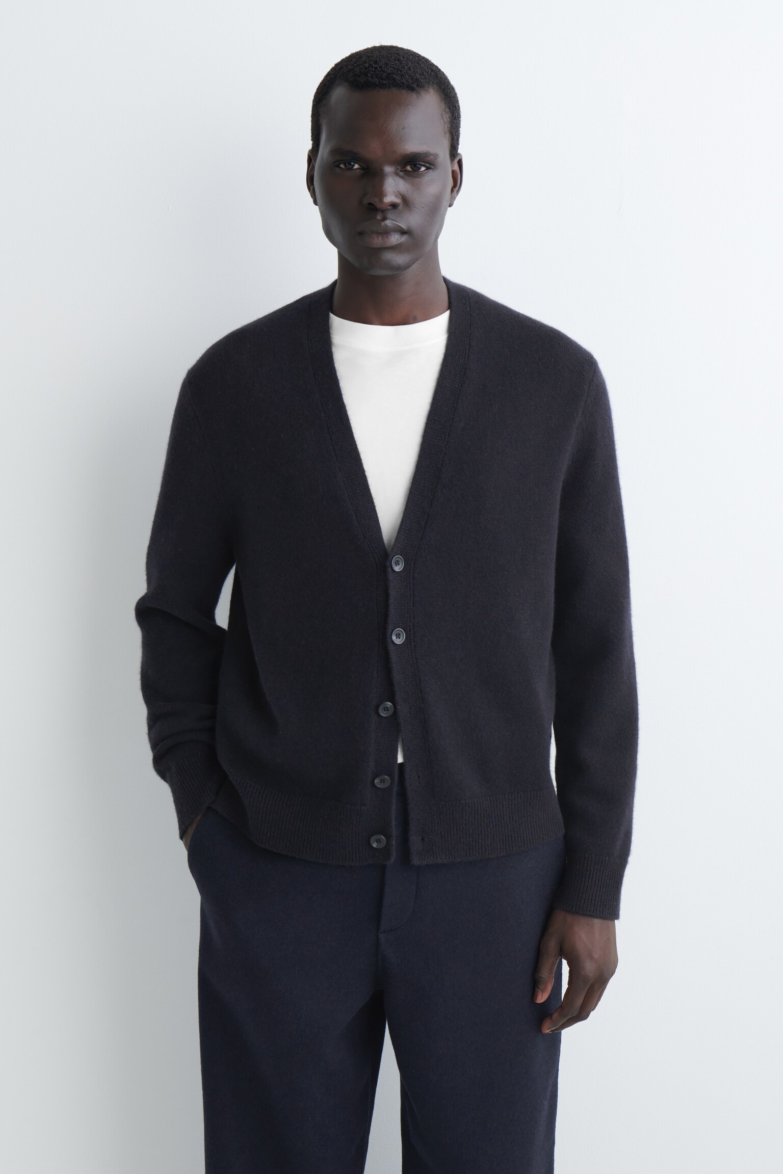 CARDIGAN IN CASHMERE CON SCOLLO A V - BLU NAVY/CHIARO NON TINTO
