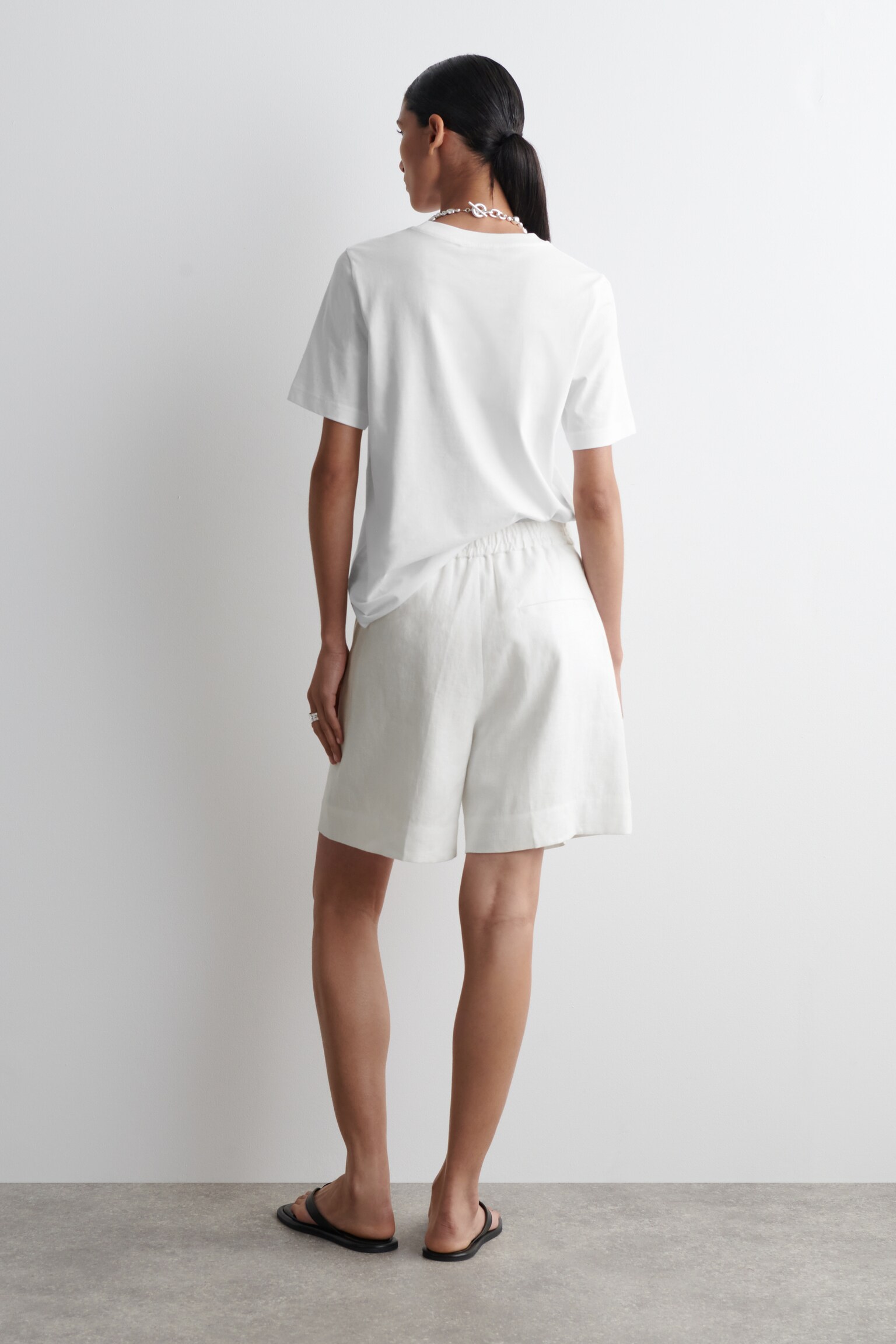 SHORT DE TAILLEUR À TAILLE ÉLASTIQUÉE EN LIN - BLANC/JAUNE BEURRE/OCRE/BLEU MARINE - 5