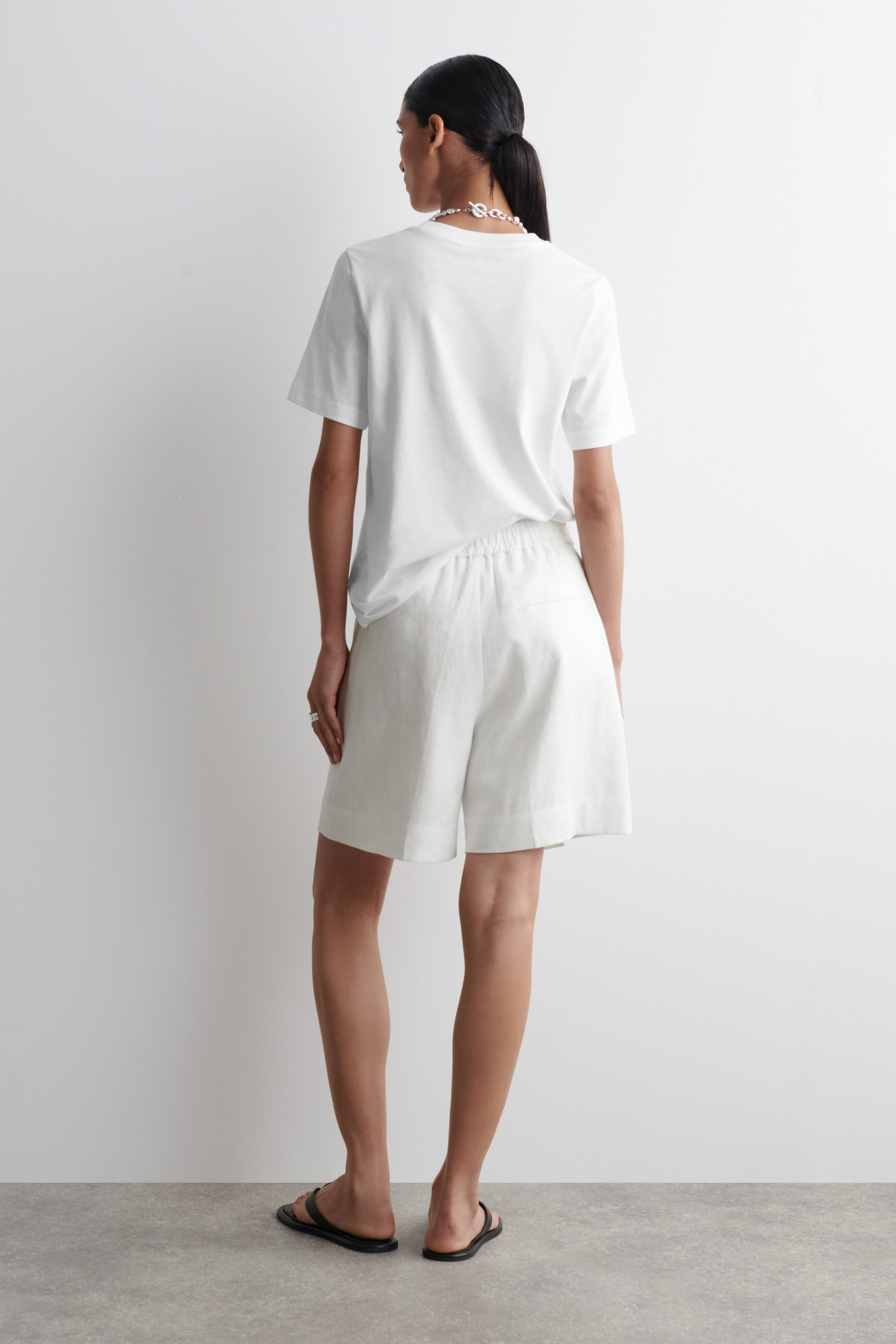 TAILORED ELASTICATED LINEN SHORTS - WHITE | COS