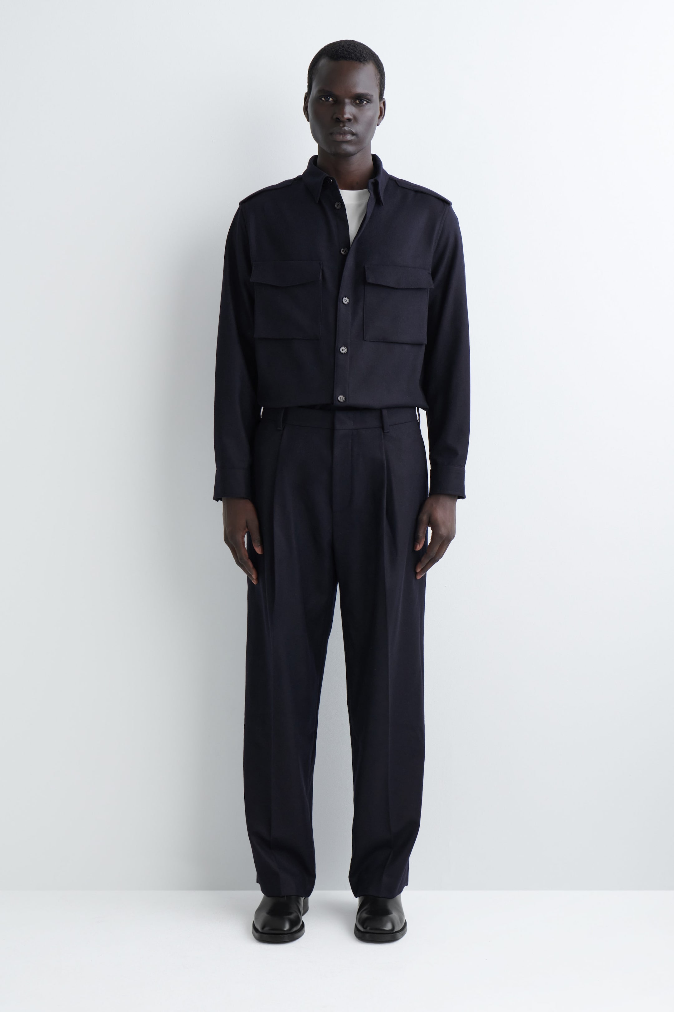 PANTALONI IN LANA A GAMBA DRITTA TAGLIO RILASSATO