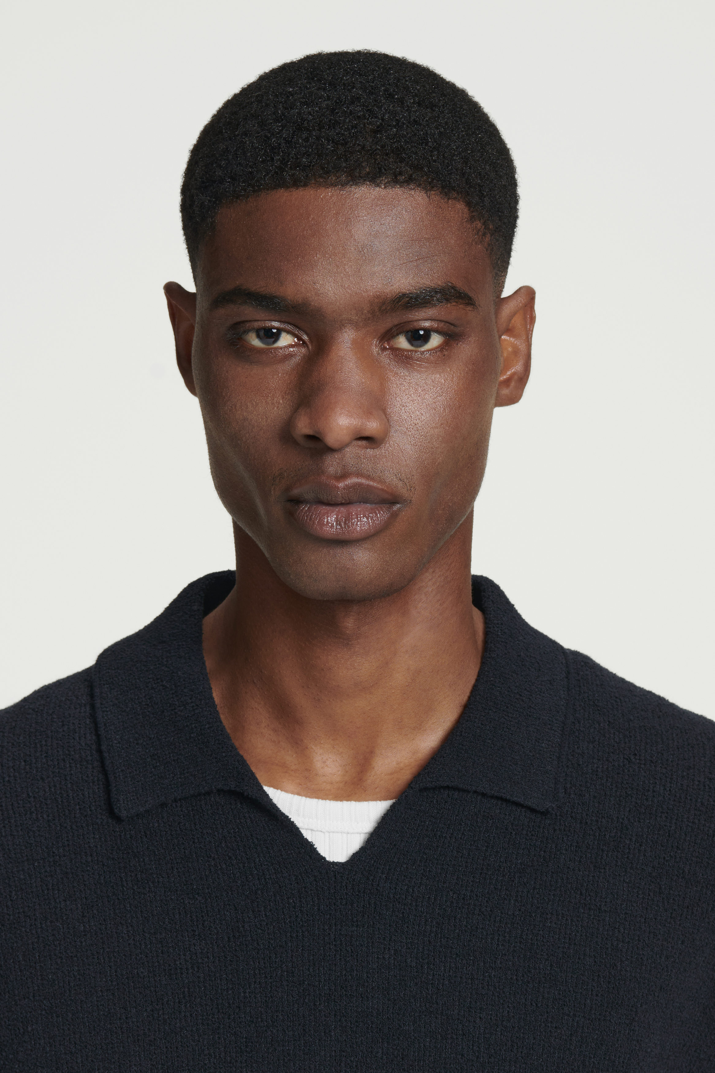 OPENCOLLAR BOUCLÉKNIT POLO SHIRT - NAVY | COS US