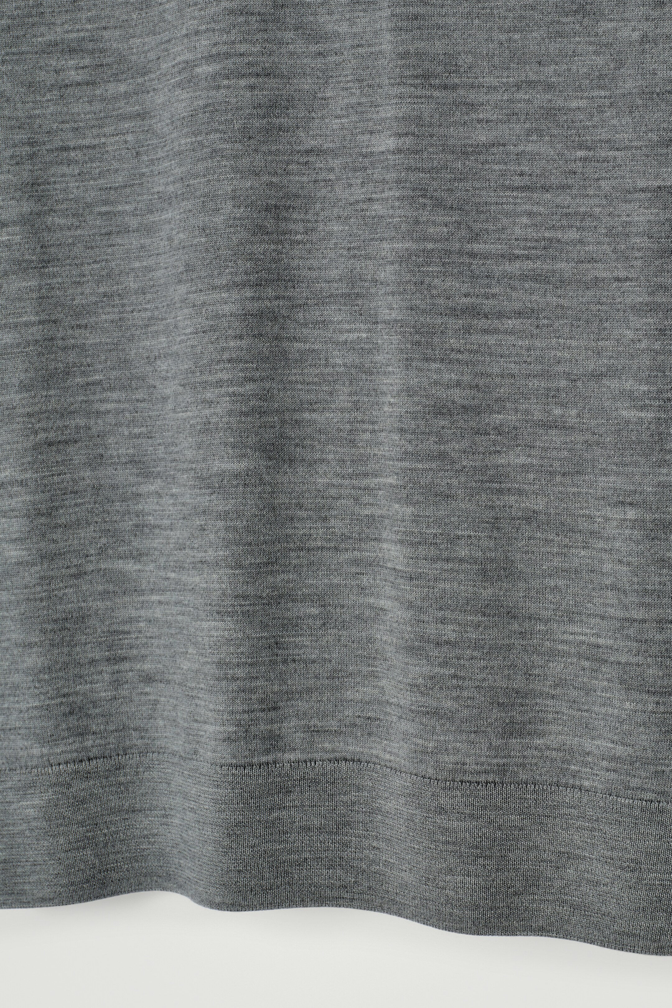 Größeres Bild ansehen: SCHMALES STRICK-T-SHIRT AUS MERINOWOLLE - GRAU MELIERT - Men | H&M DE 8