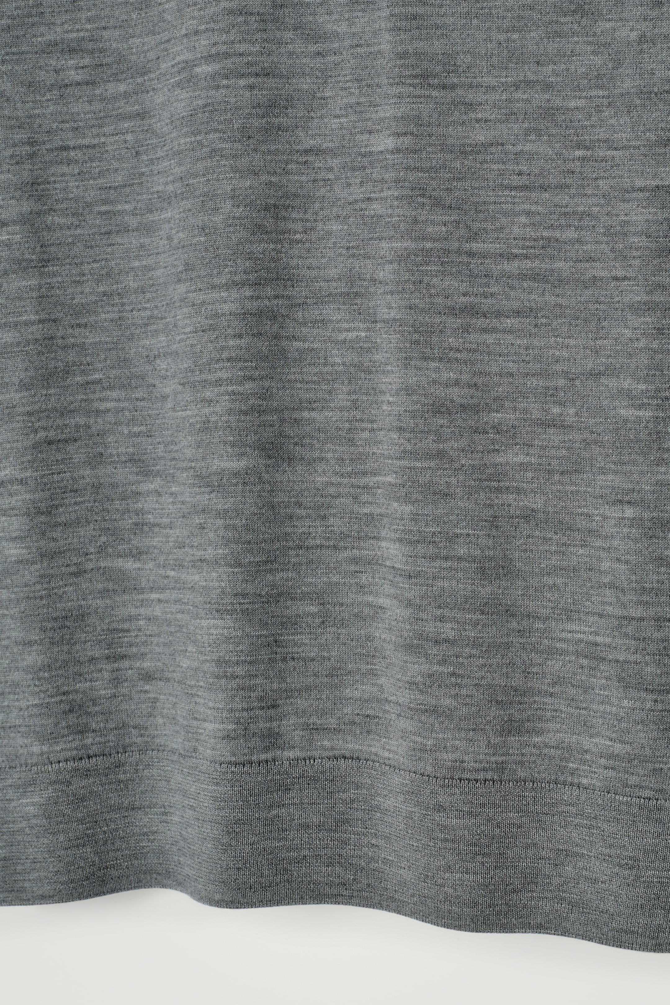 Größeres Bild ansehen: SCHMALES STRICK-T-SHIRT AUS MERINOWOLLE - GRAU MELIERT - Men | H&M DE 8