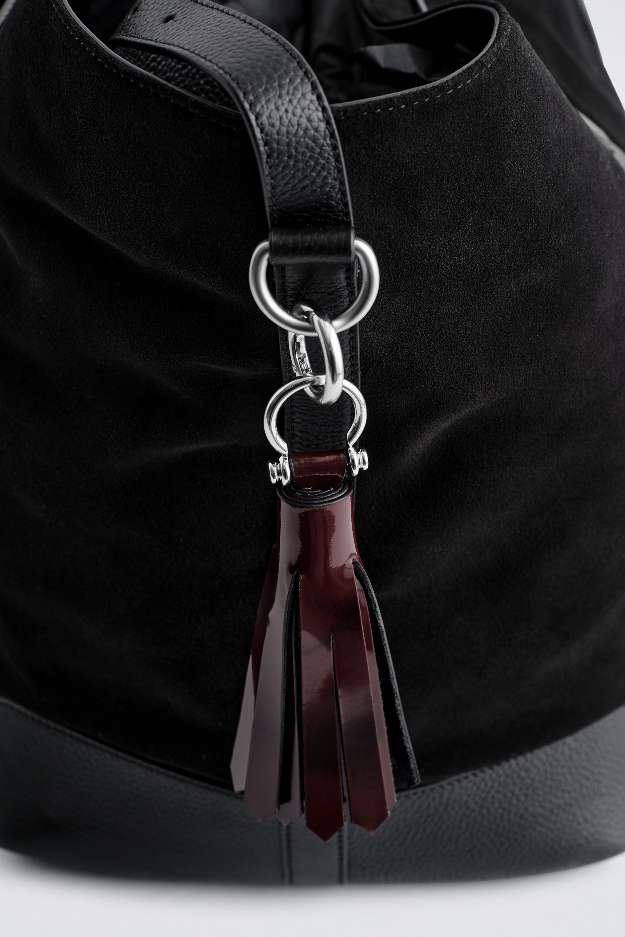 TASSELED LEATHER KEYRING