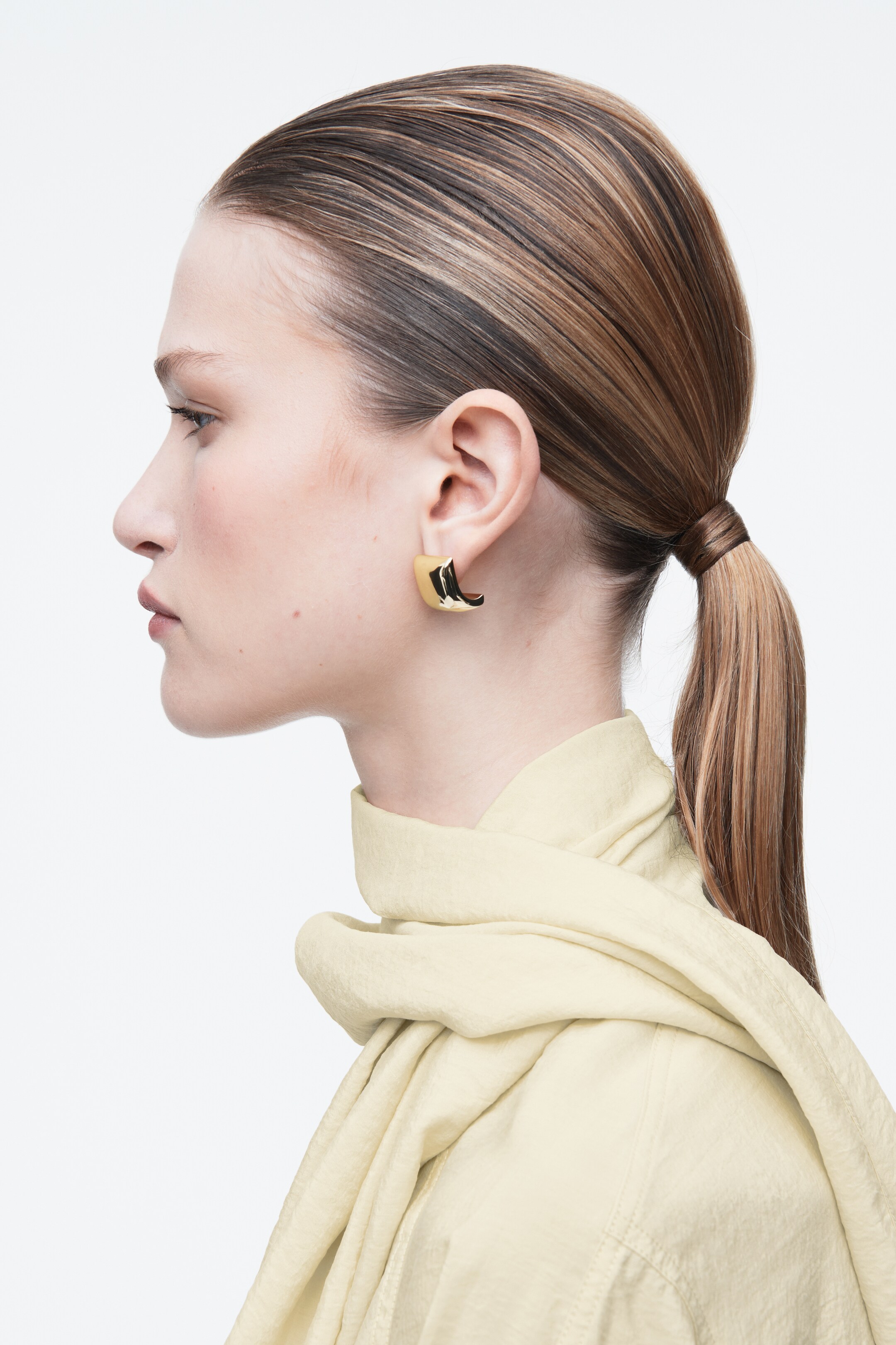 Zobrazit větší obrázek: Nesourodé náušnice s peckami - ZLATÁ - ŽENY | H&M CZ 2