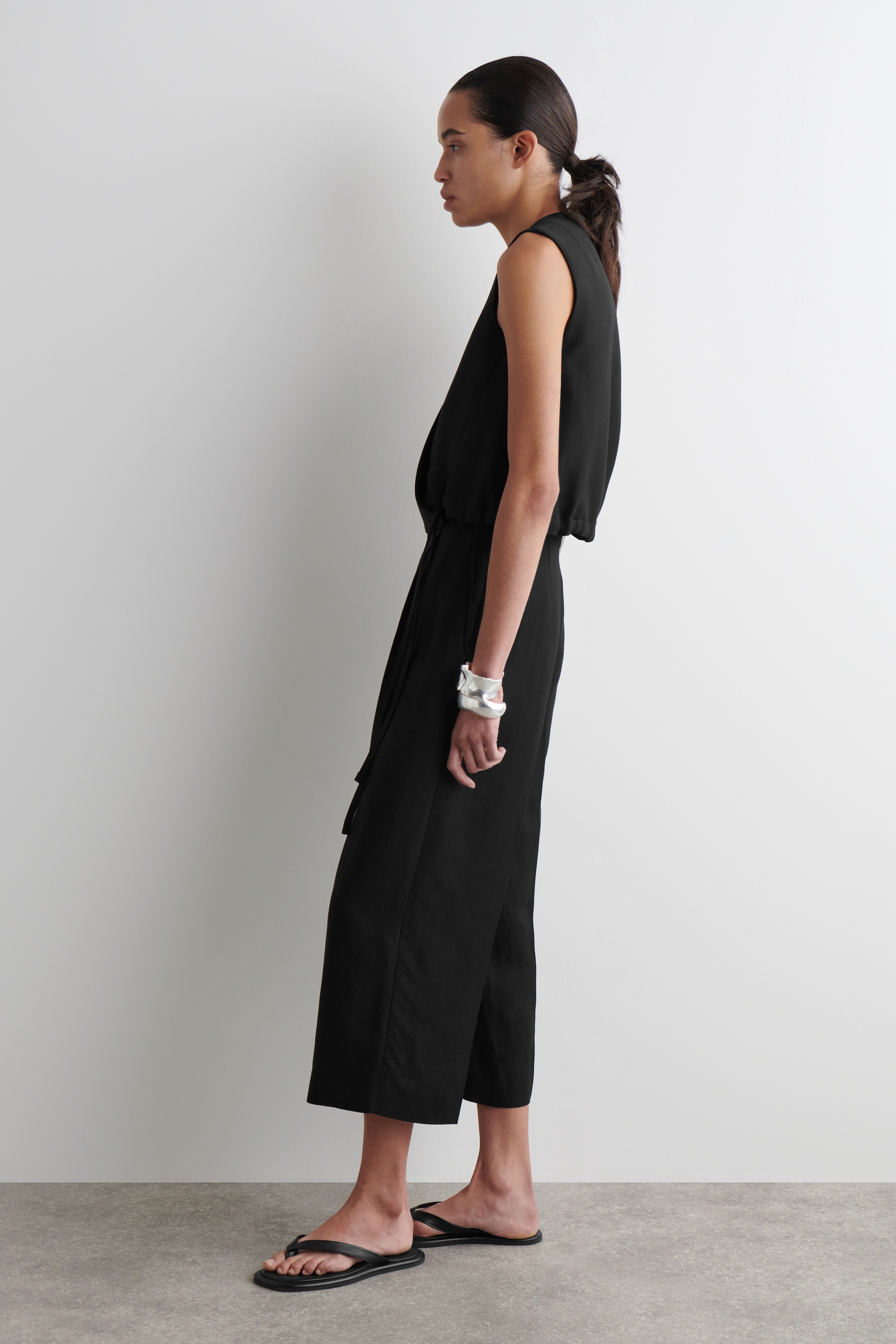 Ingrandisci l'immagine: TIE-DETAIL LINEN-BLEND WRAP WAISTCOAT - BLACK - DONNA | H&M CH 5