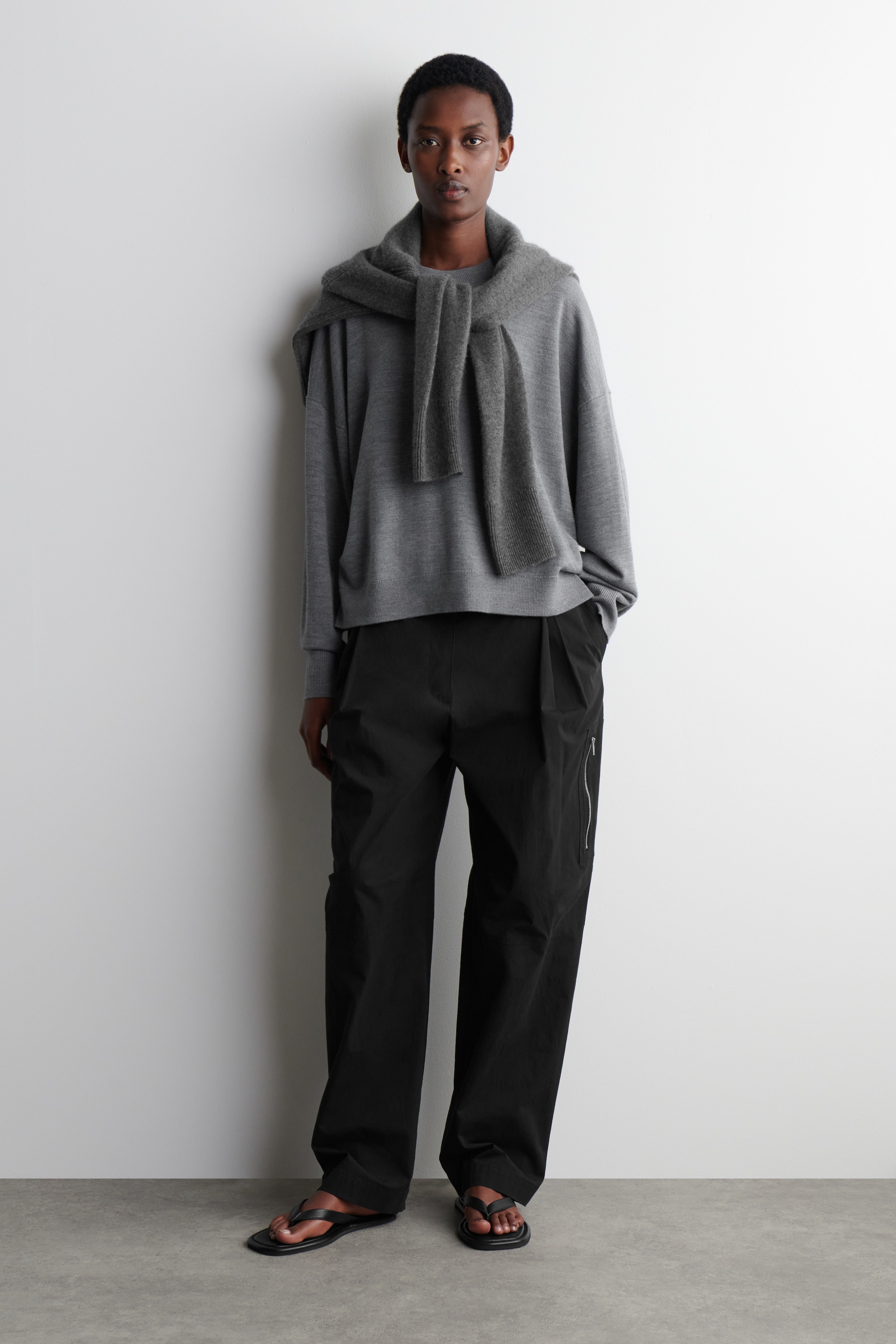 Grösseres Bild ansehen: PULLOVER AUS MERINOWOLLE MIT RUNDHALSAUSSCHNITT - GRAU MELIERT - DAMEN | H&M CH 1