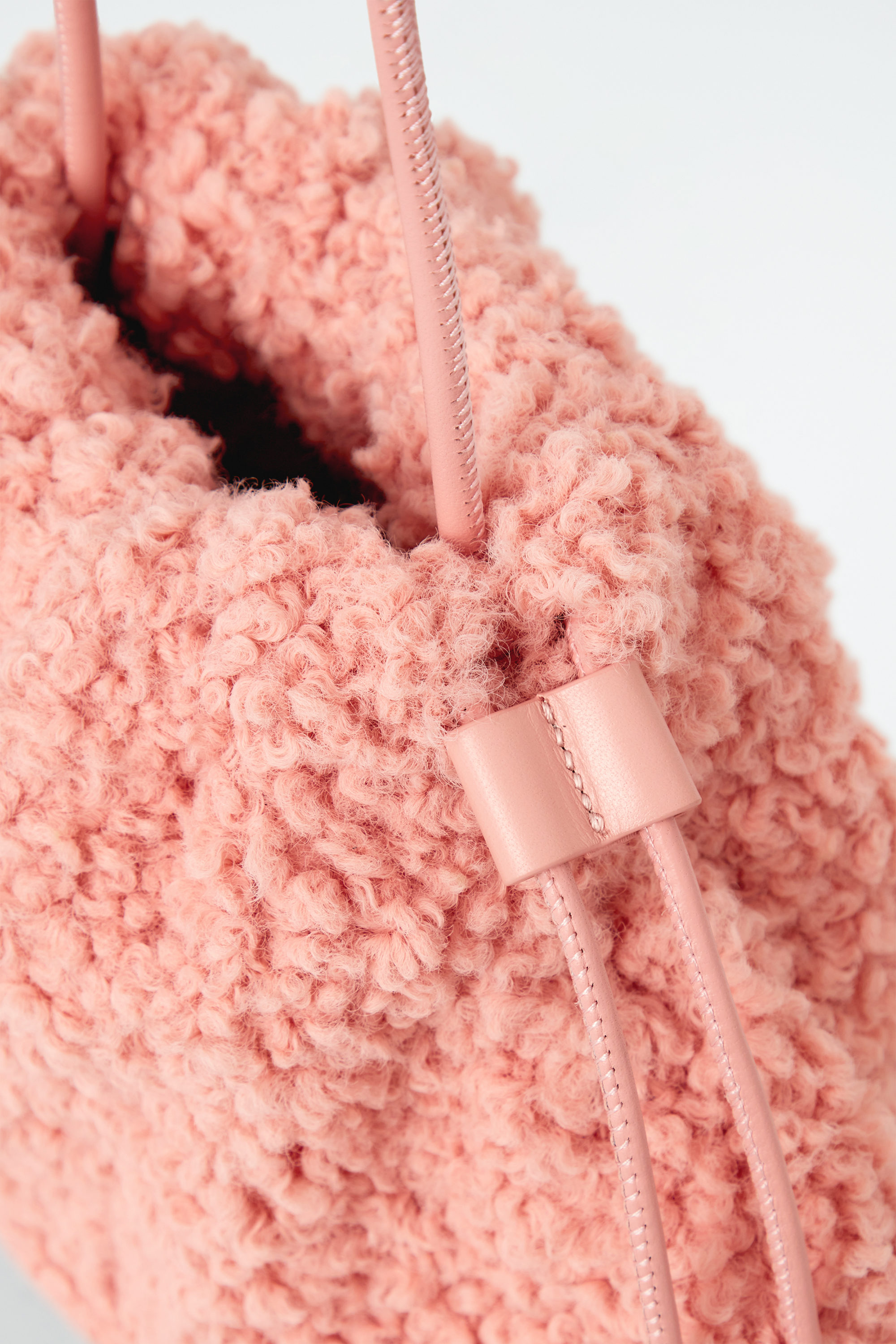 【COS】◆CAVATELLI MINI CLUTCH - PINK◆1261617001◆ CAVATELLI MINI CLUTCH - FAUX SHEARLING - PINK | COS