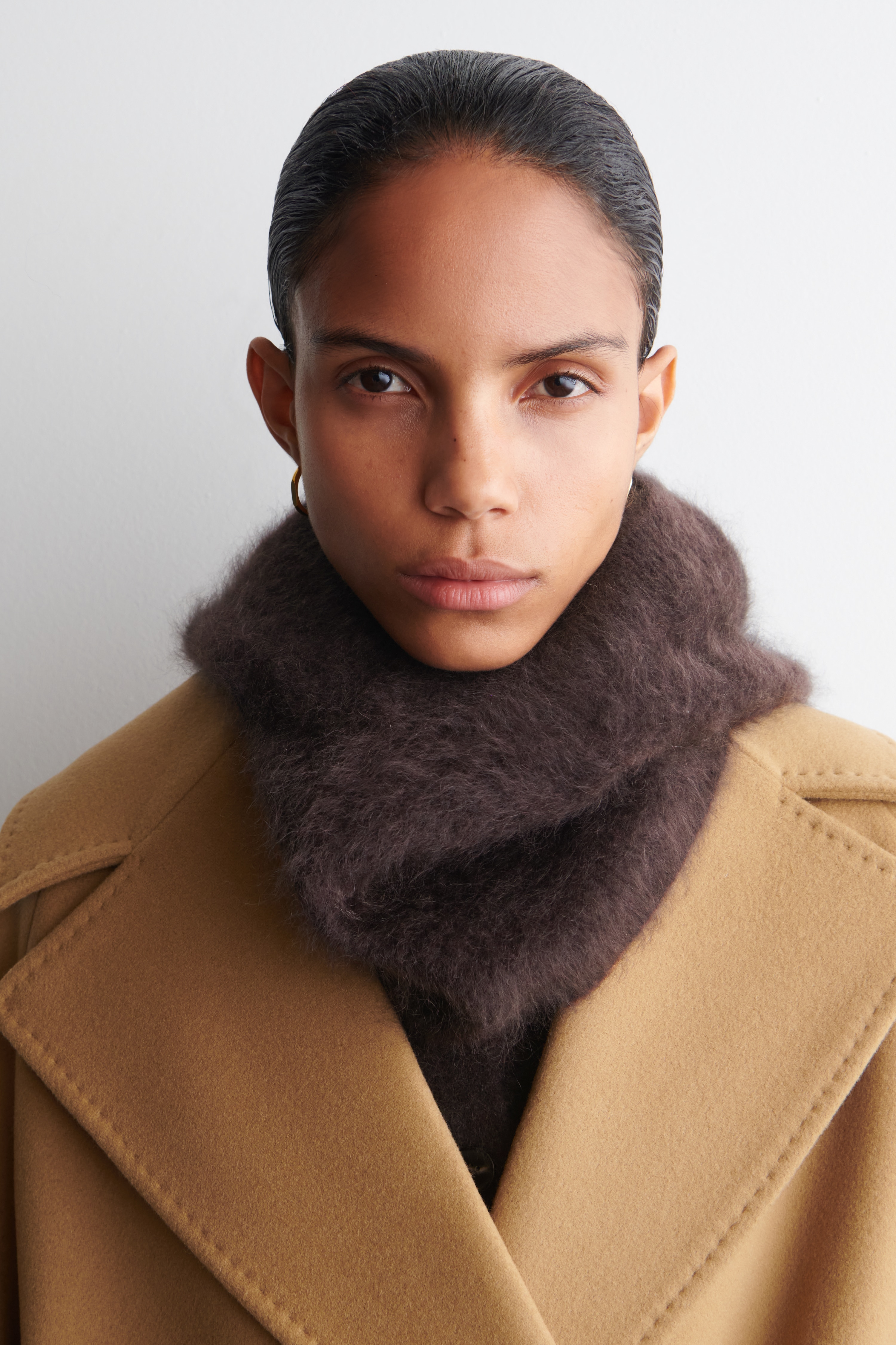 FELPA CON CAPPUCCIO IN CASHMERE SPAZZOLATO - MARRONE SCURO/BEIGE