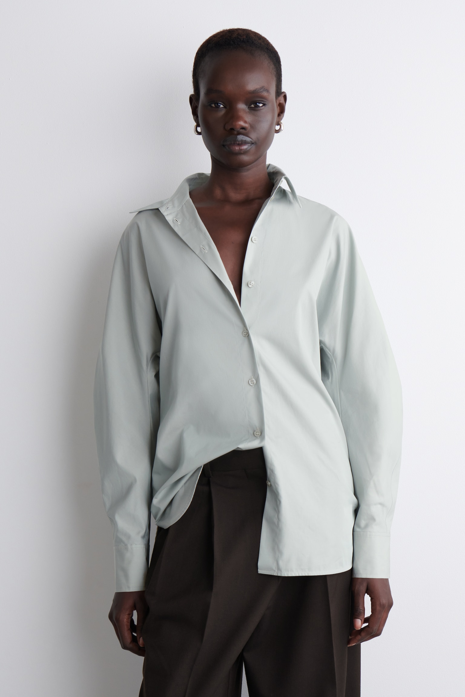 CAMISA REDONDEADA DE ALGODÓN PIMA - VERDE CLARO/ROJO OSCURO/BLANCO