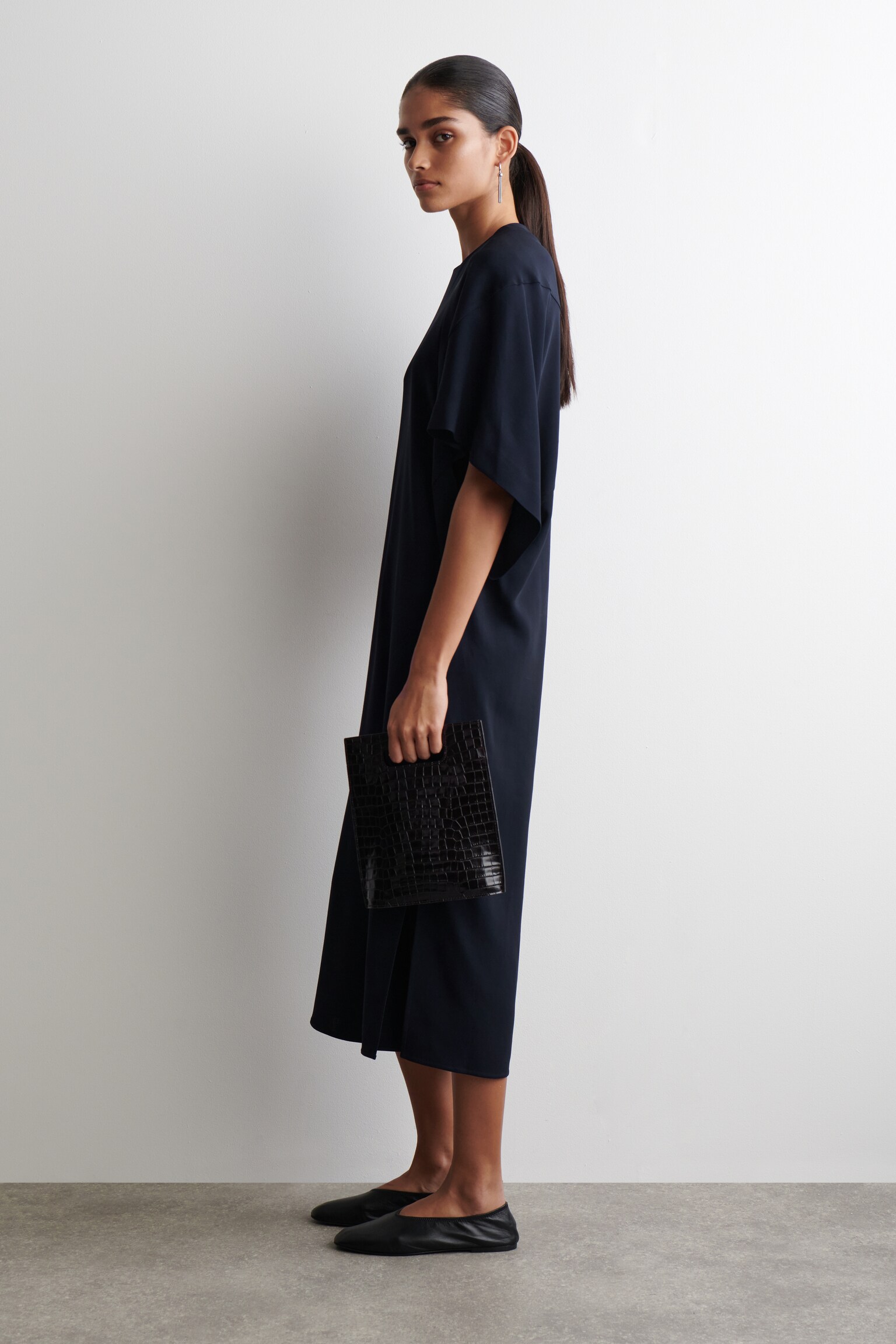 SKULPTURALES MIDIKLEID MIT DRAPIERUNG - NAVYBLAU - 4