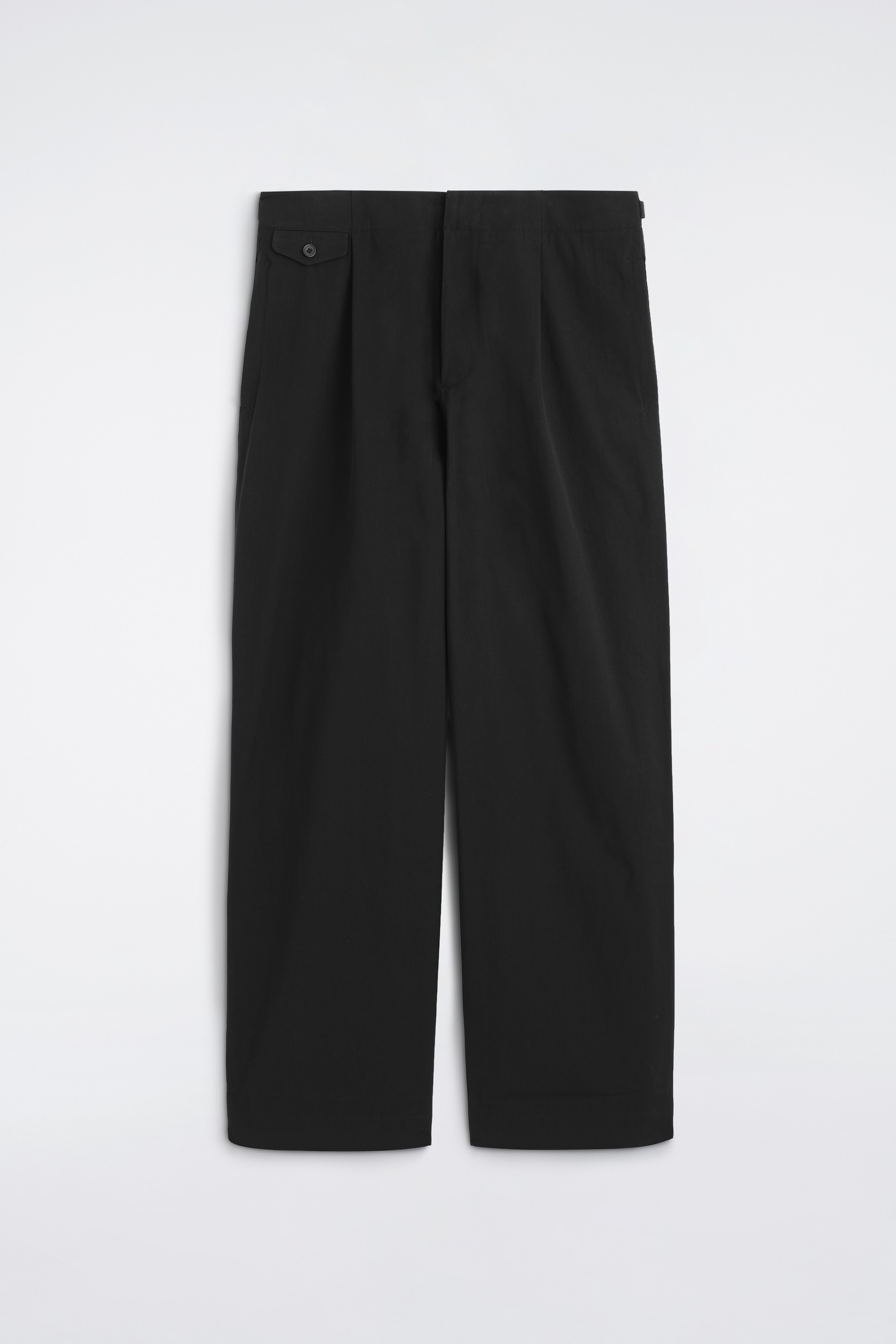 LOCKERE HOSE MIT WEITEM BEIN UND TASCHENDETAIL - SCHWARZ
