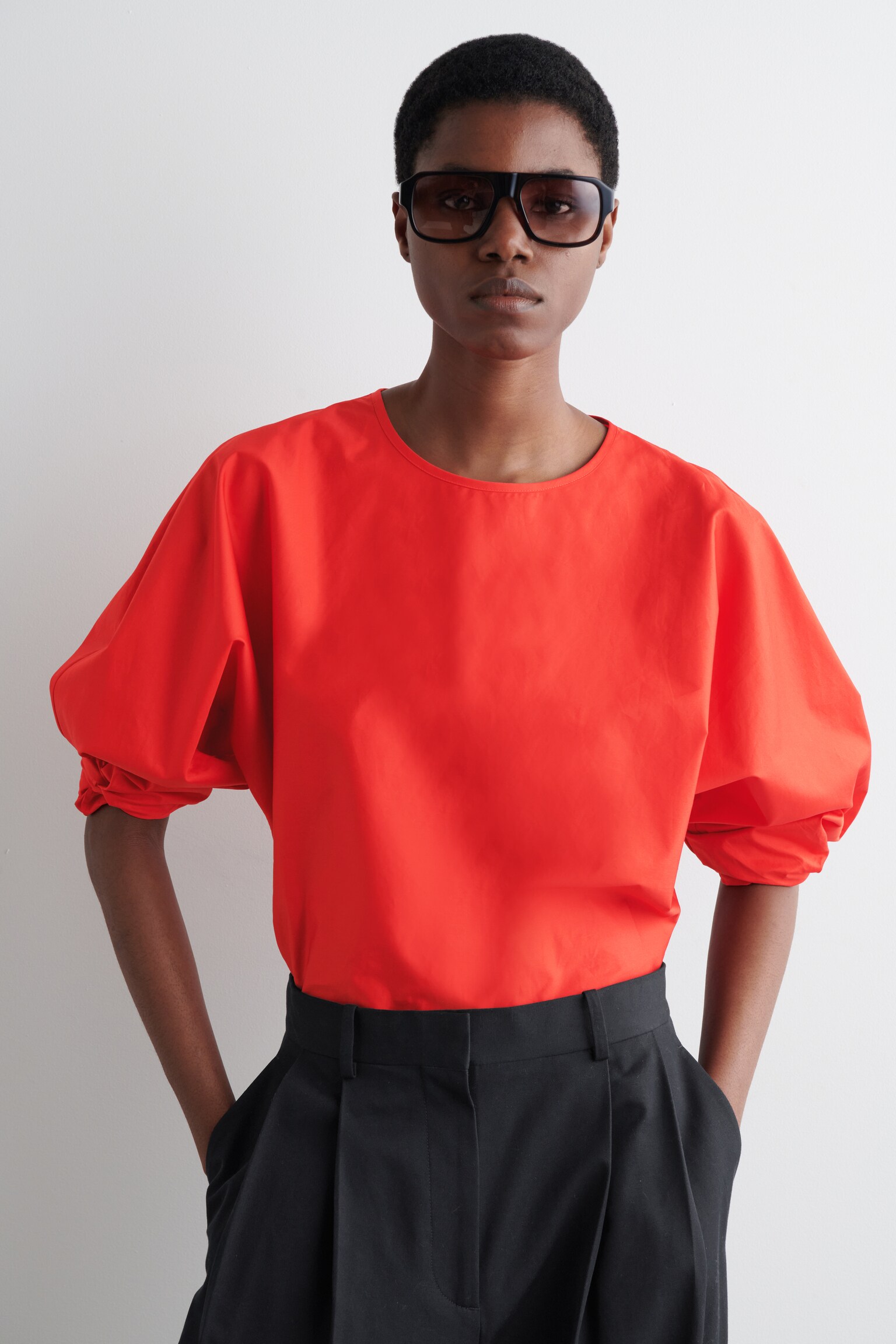 BLUSA CON VOLANTE Y DETALLE DE CORDÓN - ROJO/AZUL MARINO - 4