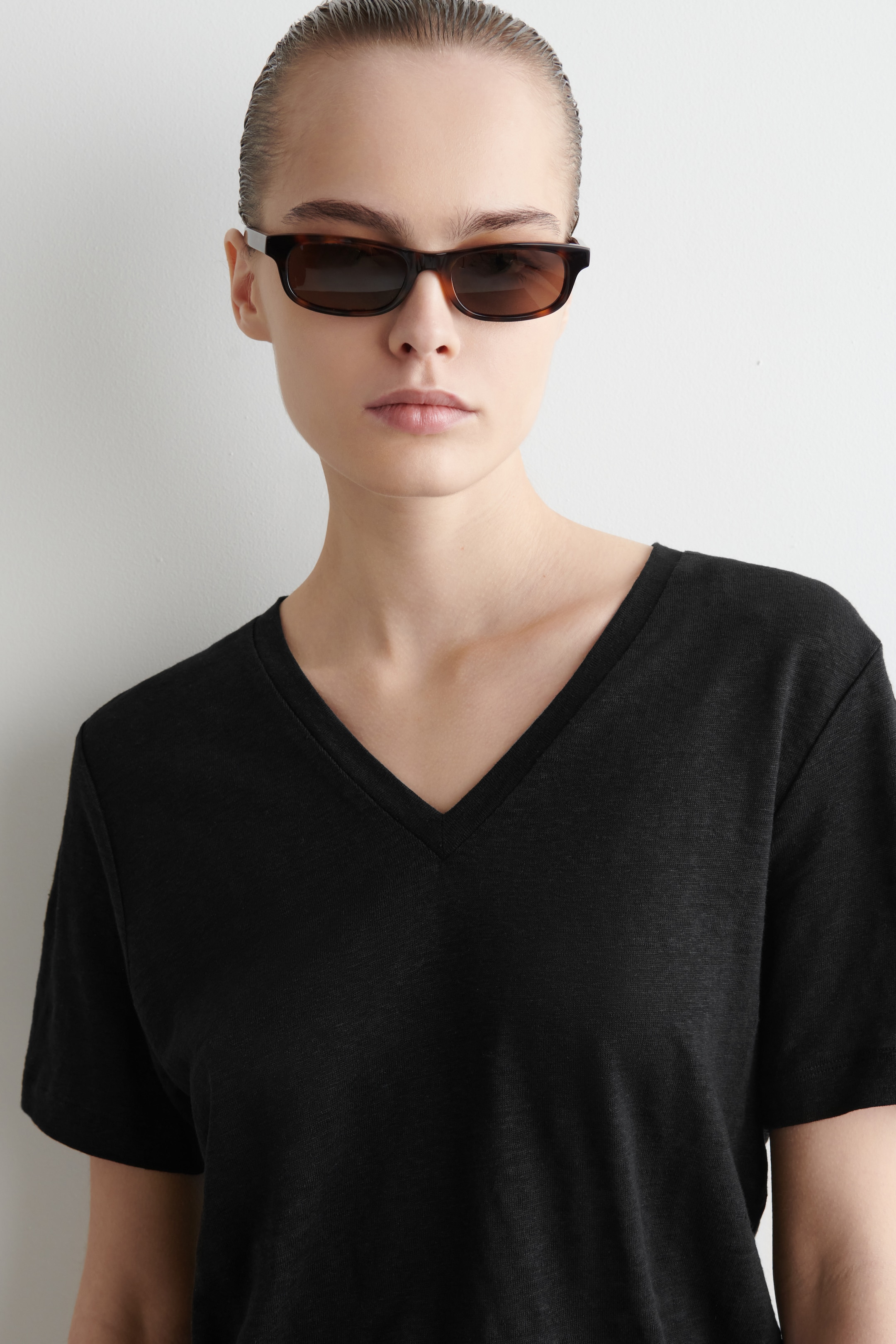 Ingrandisci l'immagine: V-NECK LINEN T-SHIRT - BLACK - DONNA | H&M CH 3