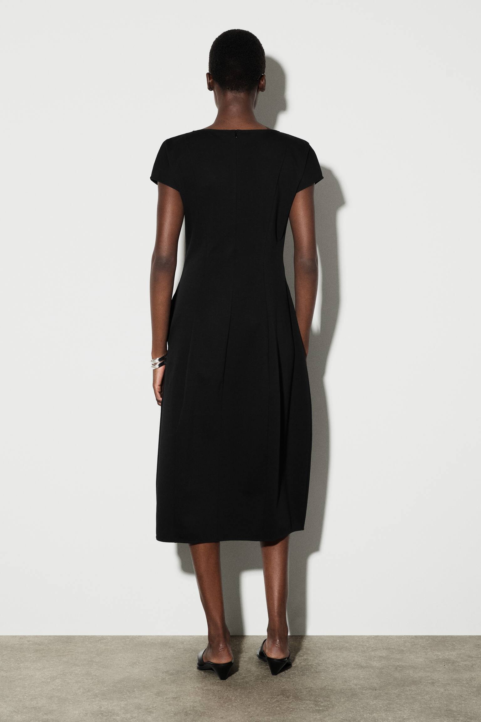 SCULPTURAL JERSEY MIDI DRESS - שחור - 6