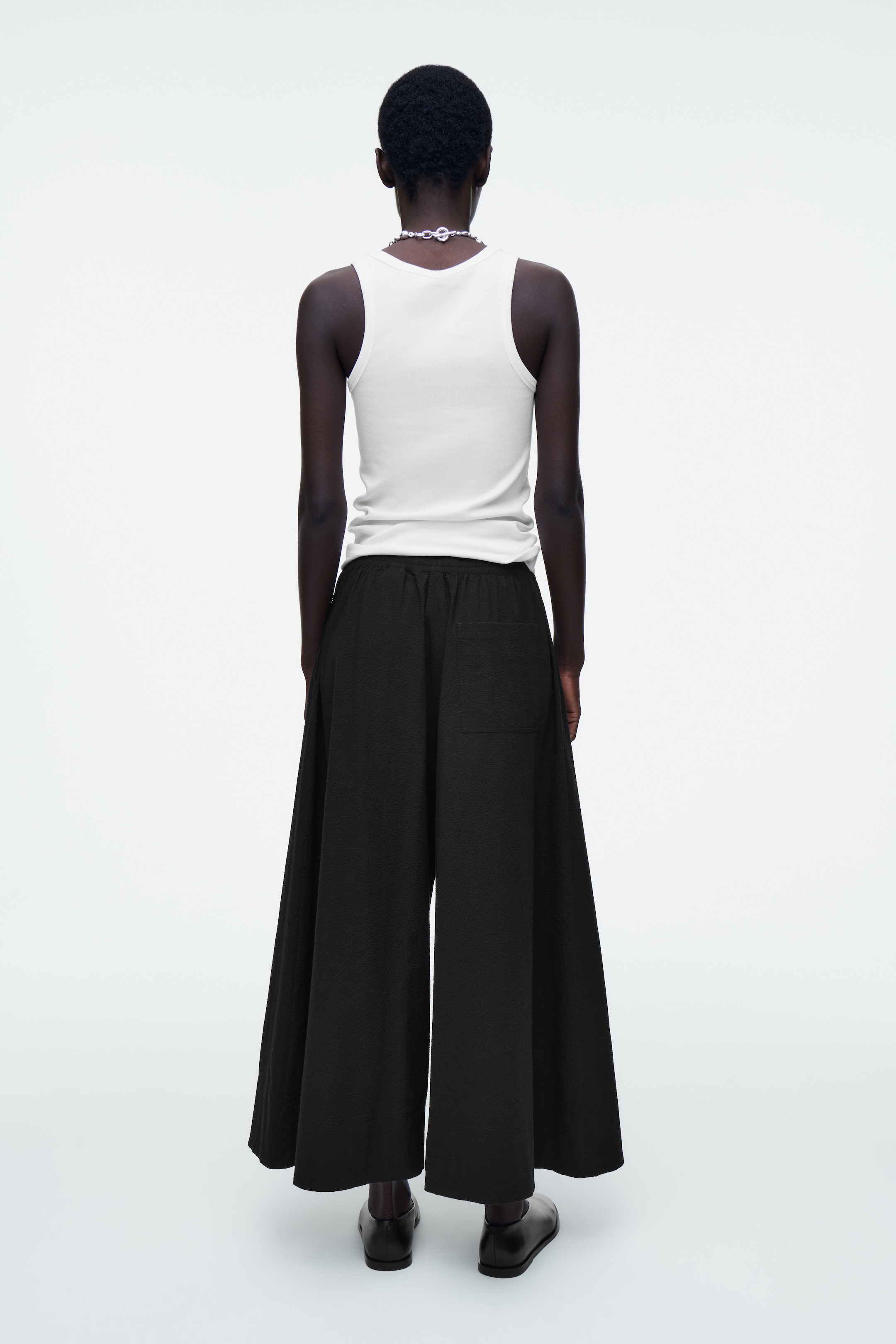 Zobrazit větší obrázek: KALHOTY CULOTTES ZE SEERSUCKERU - ČERNÁ - ŽENY | H&M CZ 4