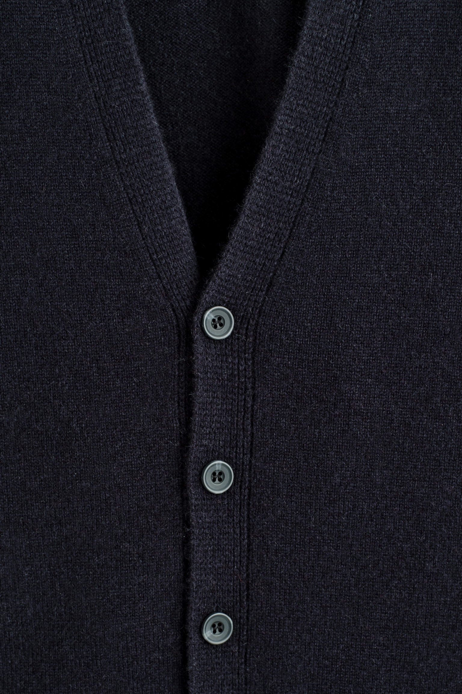 CASHMERE V-NECK CARDIGAN - NAVY/LIGHT UNDYED - 6