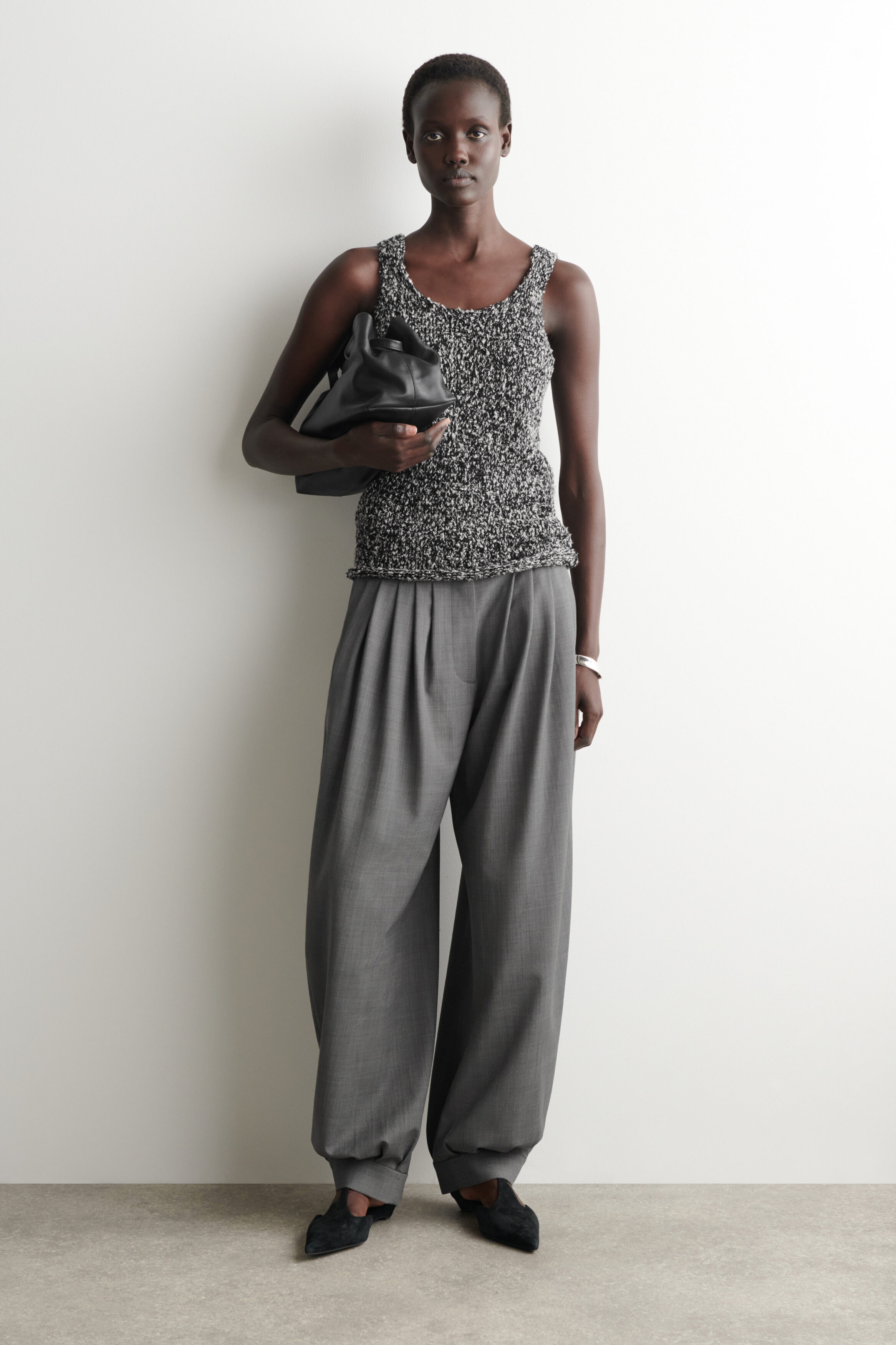 TWO-TONE CHUNKY KNITTED TANK TOP - BLACK / WHITE | COS US
