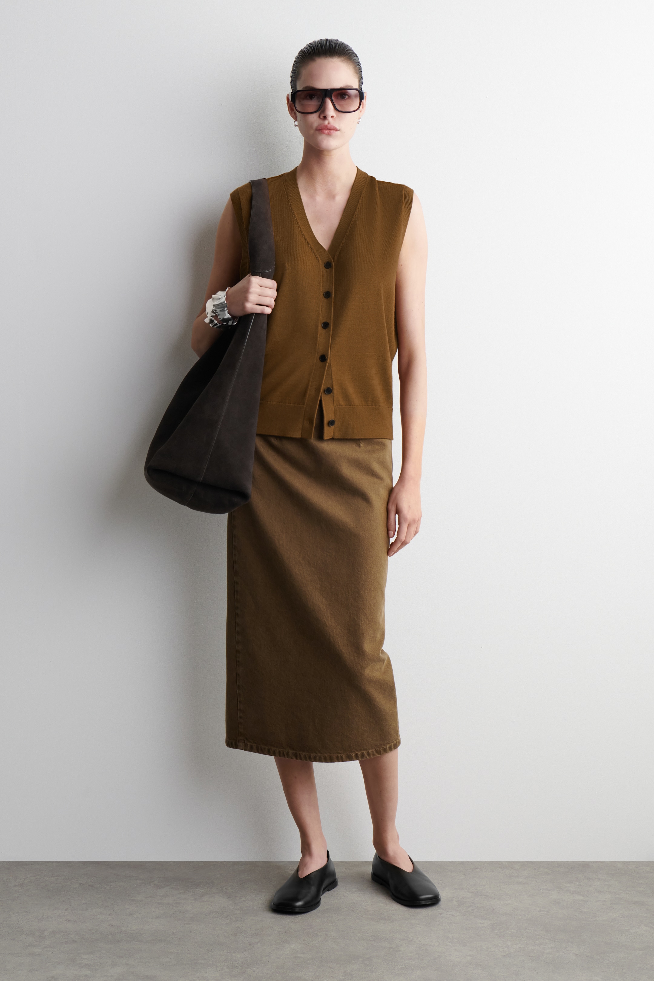 Grösseres Bild ansehen: SERIF TOTE BAG - VELOURSLEDER - DUNKELBRAUN - DAMEN | H&M CH 1
