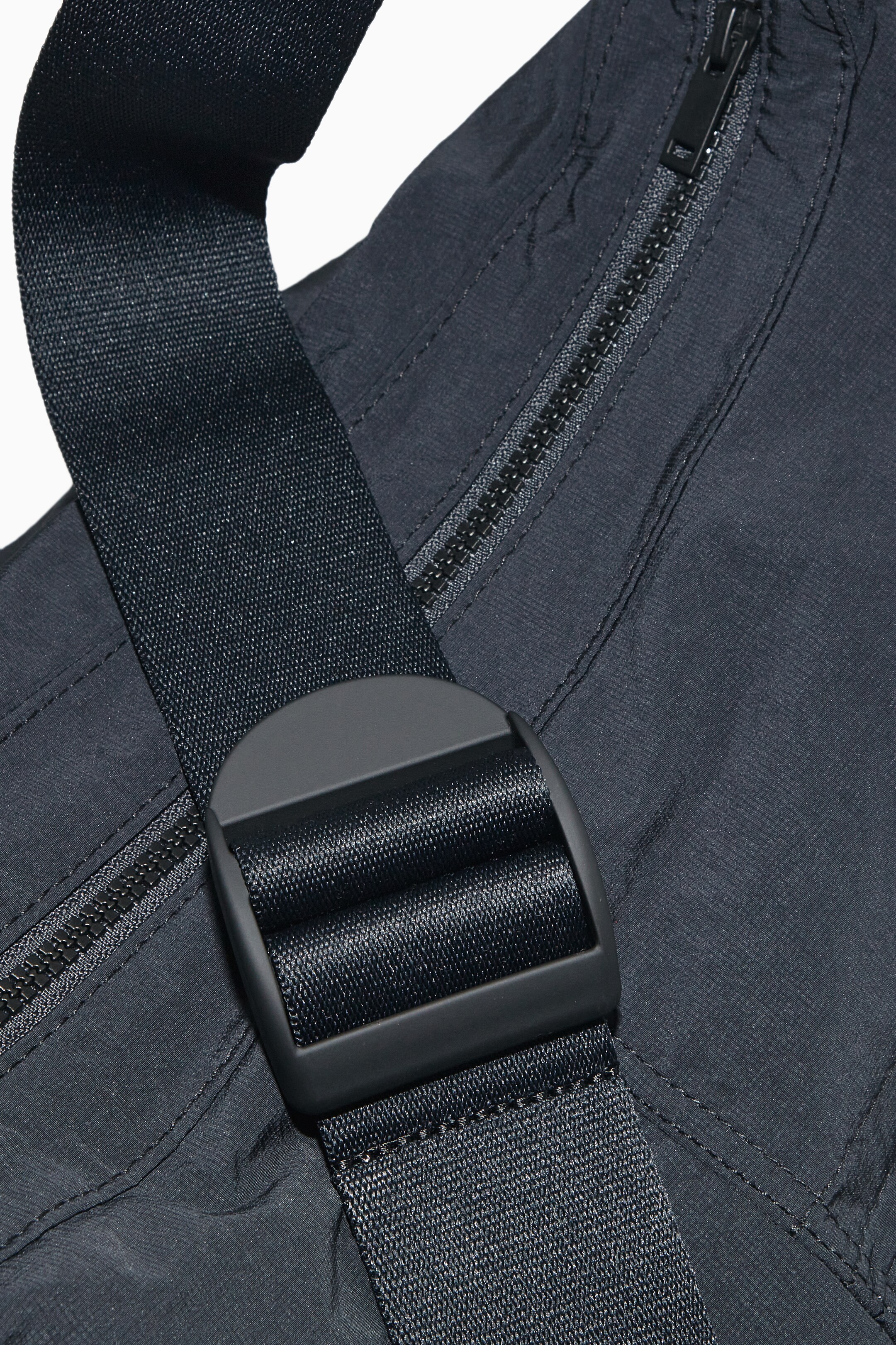 View larger image: SLOUCHY NYLON MESSENGER BAG - NAVY - Men | H&M GB 11