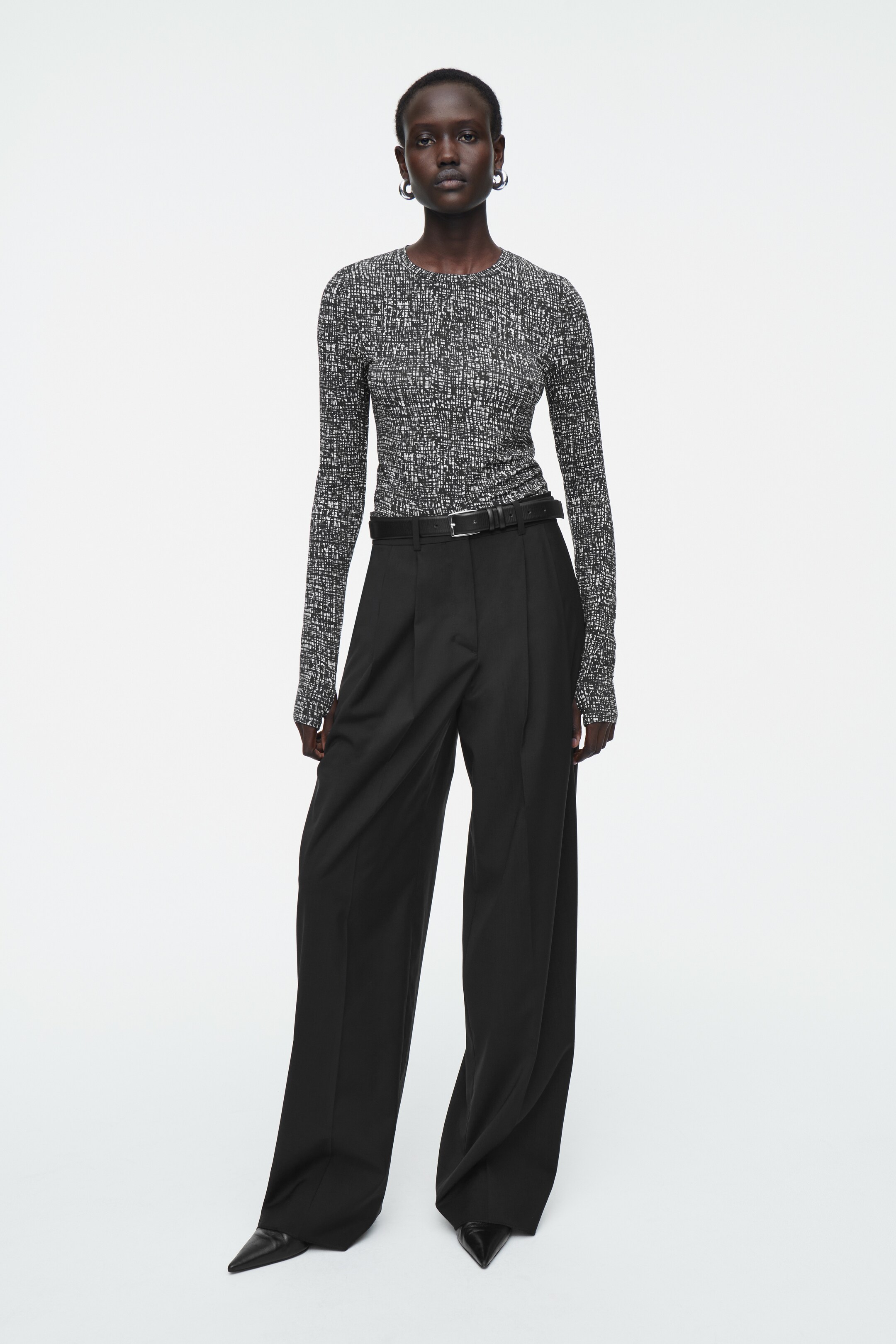 Grotere afbeelding bekijken: SLANKE LICHTGEWICHT LANGEMOUWEN TOP - BLACK / WHITE - DAMES | H&M BE 2