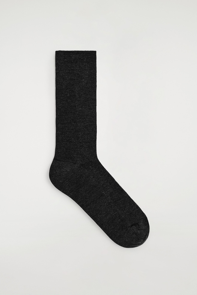 RIBBED WOOL SOCKS — BLACK