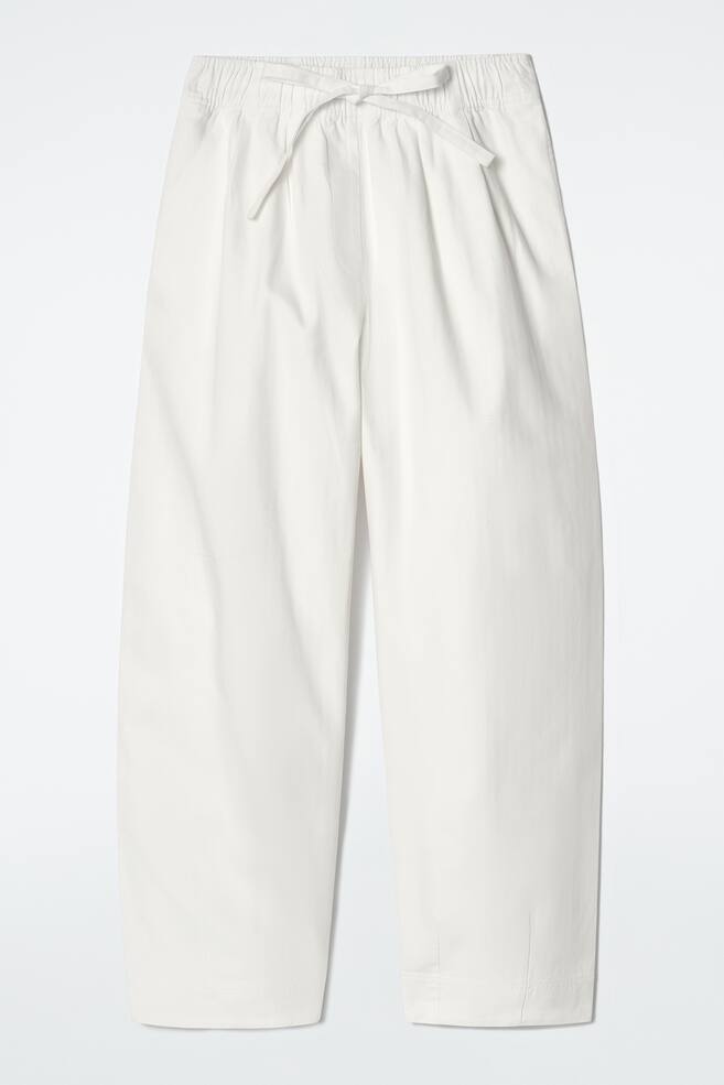 SCHMAL ZULAUFENDE BAUMWOLLHOSE MIT KORDELZUG - WEISS/NAVYBLAU - 1