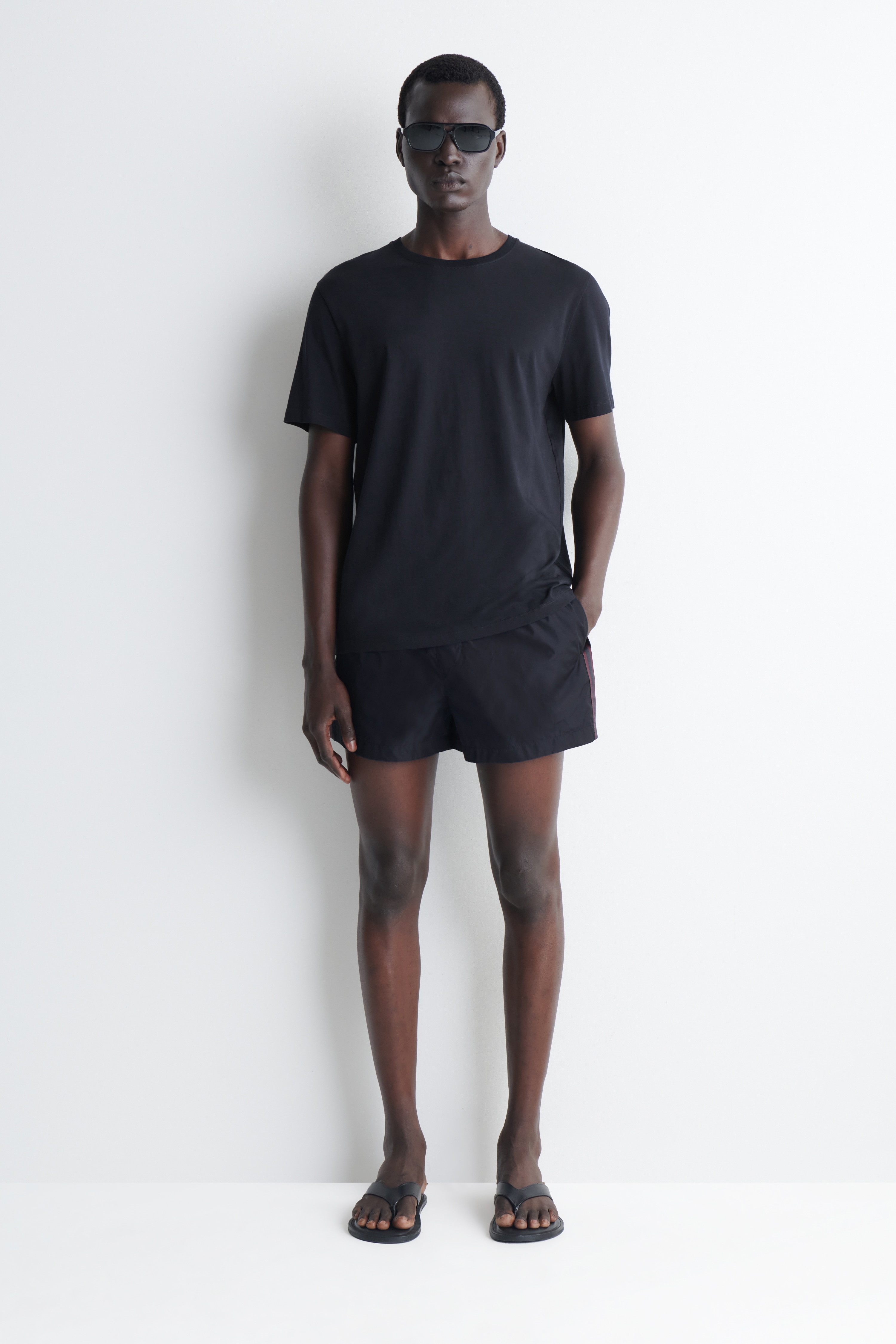 GESTREIFTE BADESHORTS - NAVYBLAU/SCHWARZ