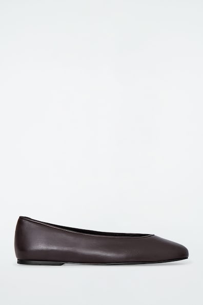 BRUSHED CUT-OUT BALLERINA FLAT IN RED CALFSKIN