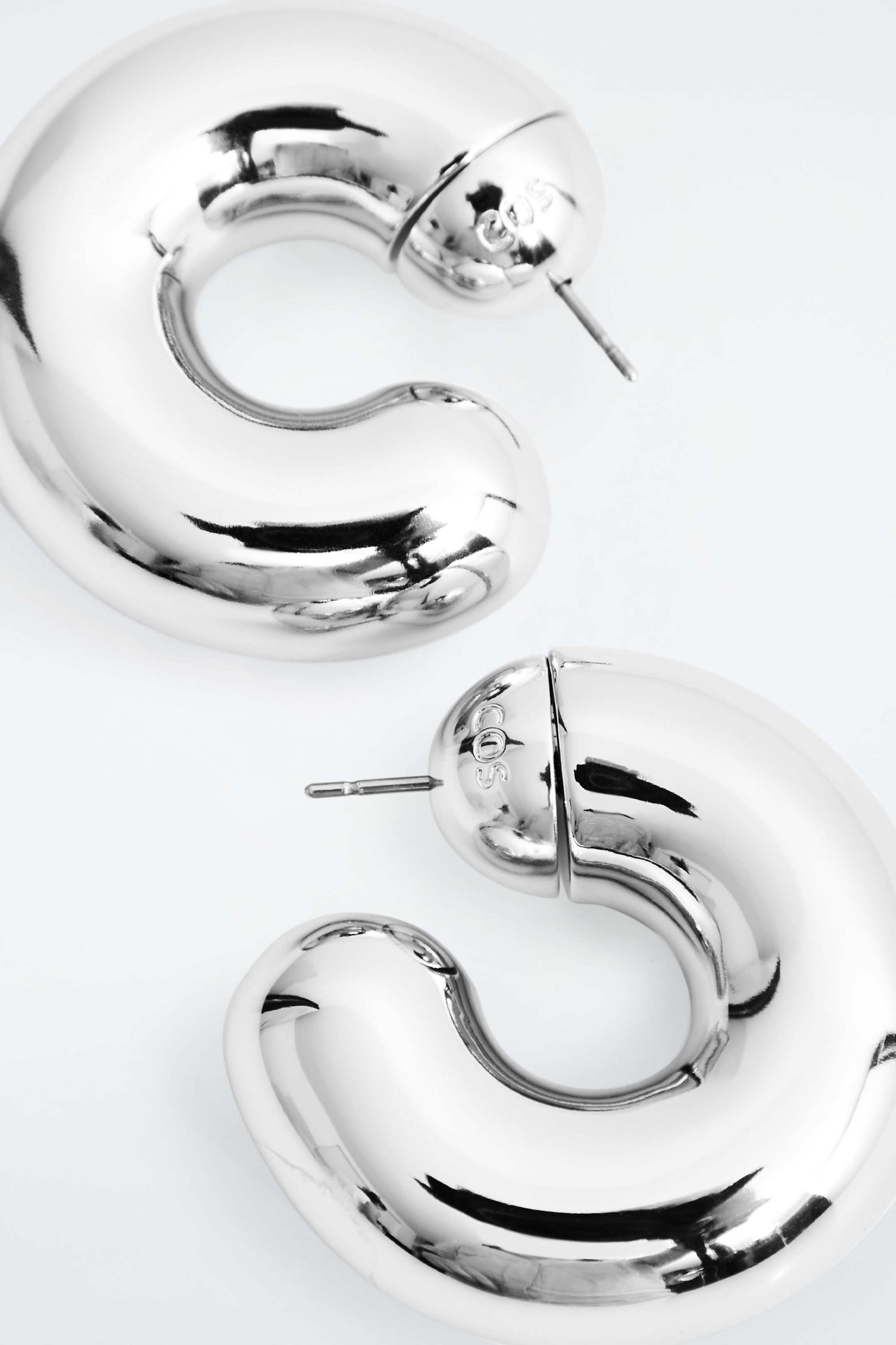 OVERSIZED CHUNKY HOOP EARRINGS
