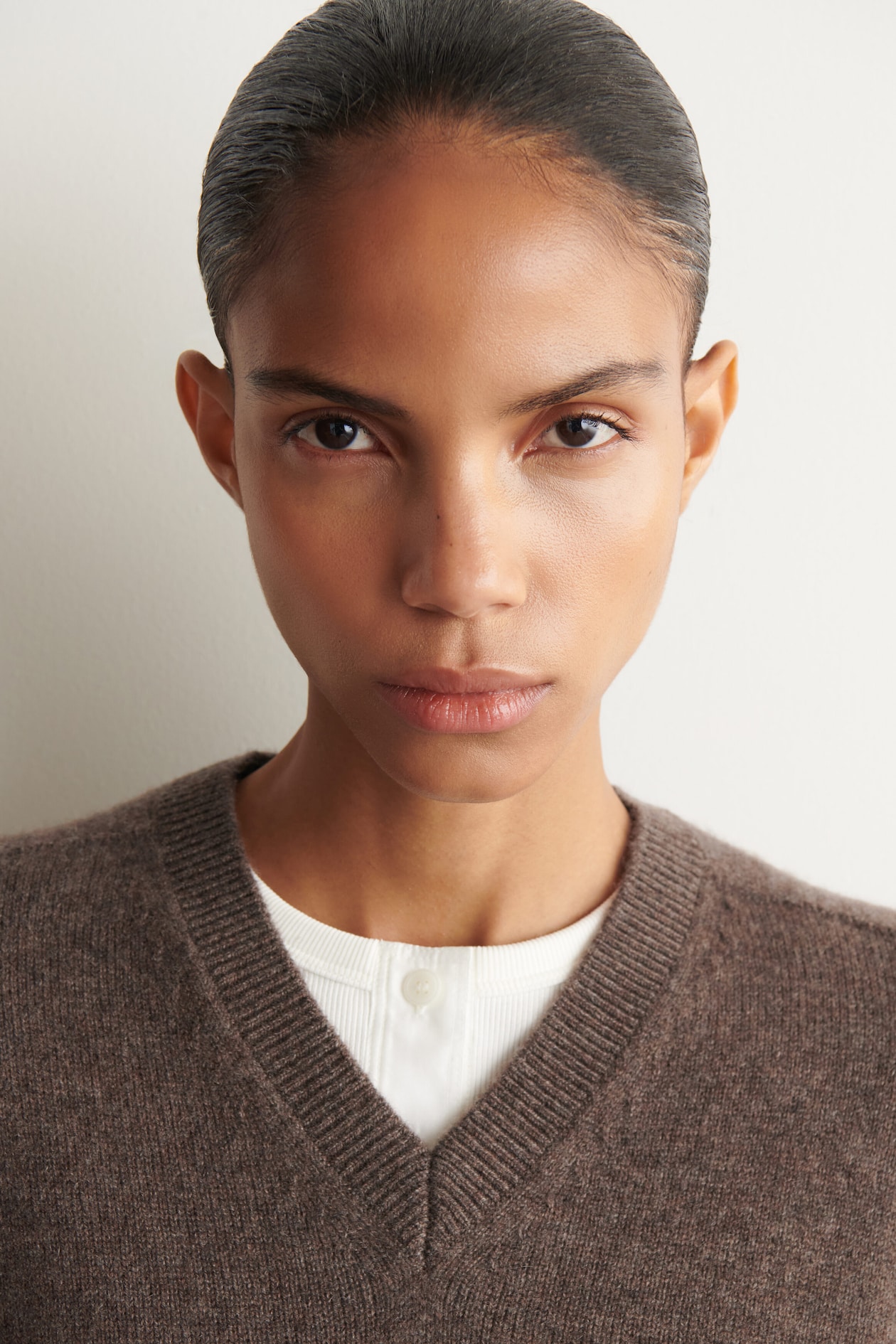 SCULPTED PURE CASHMERE V-NECK SWEATER — BROWN MÉLANGE