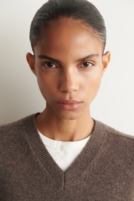 SCULPTED PURE CASHMERE V-NECK SWEATER — BROWN MÉLANGE 5