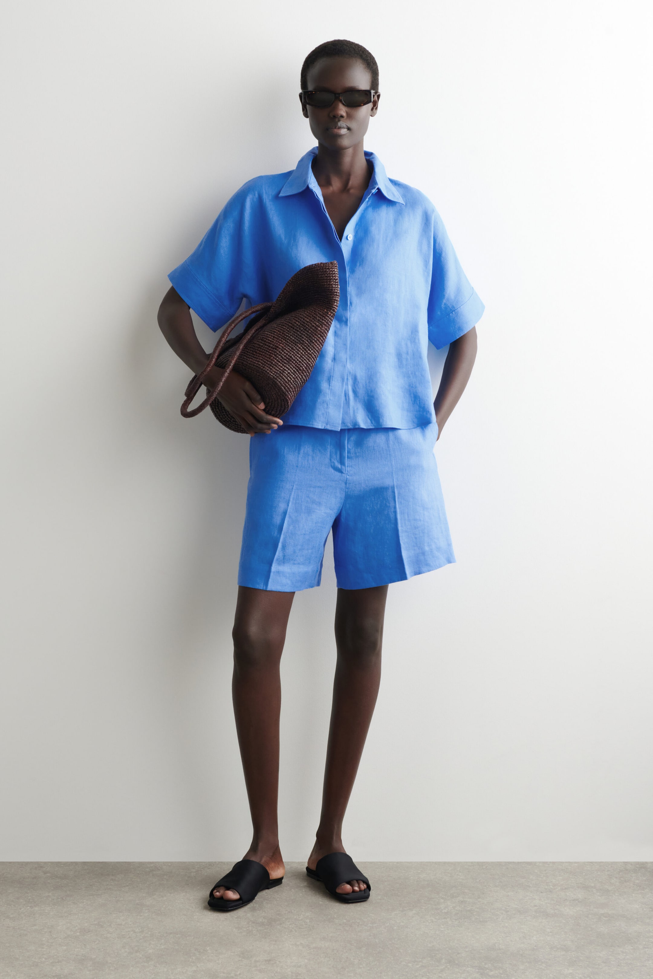 ELEGANTE LEINENSHORTS MIT ELASTISCHEM BUND