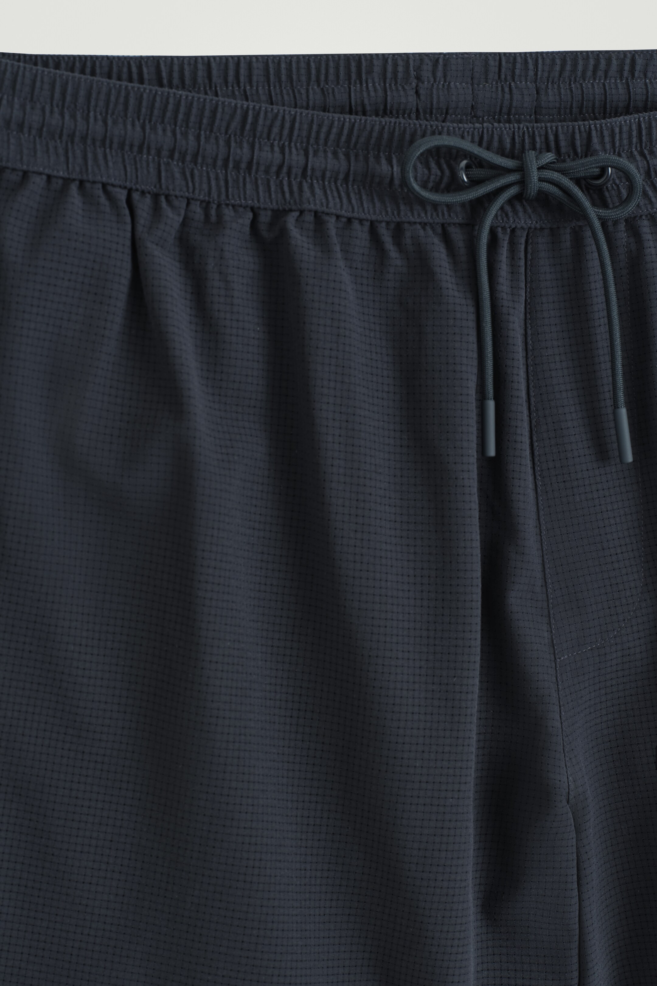 Ingrandisci l'immagine: PERFORATED SWIM BOARD SHORTS - NAVY - UOMO | H&M CH 6