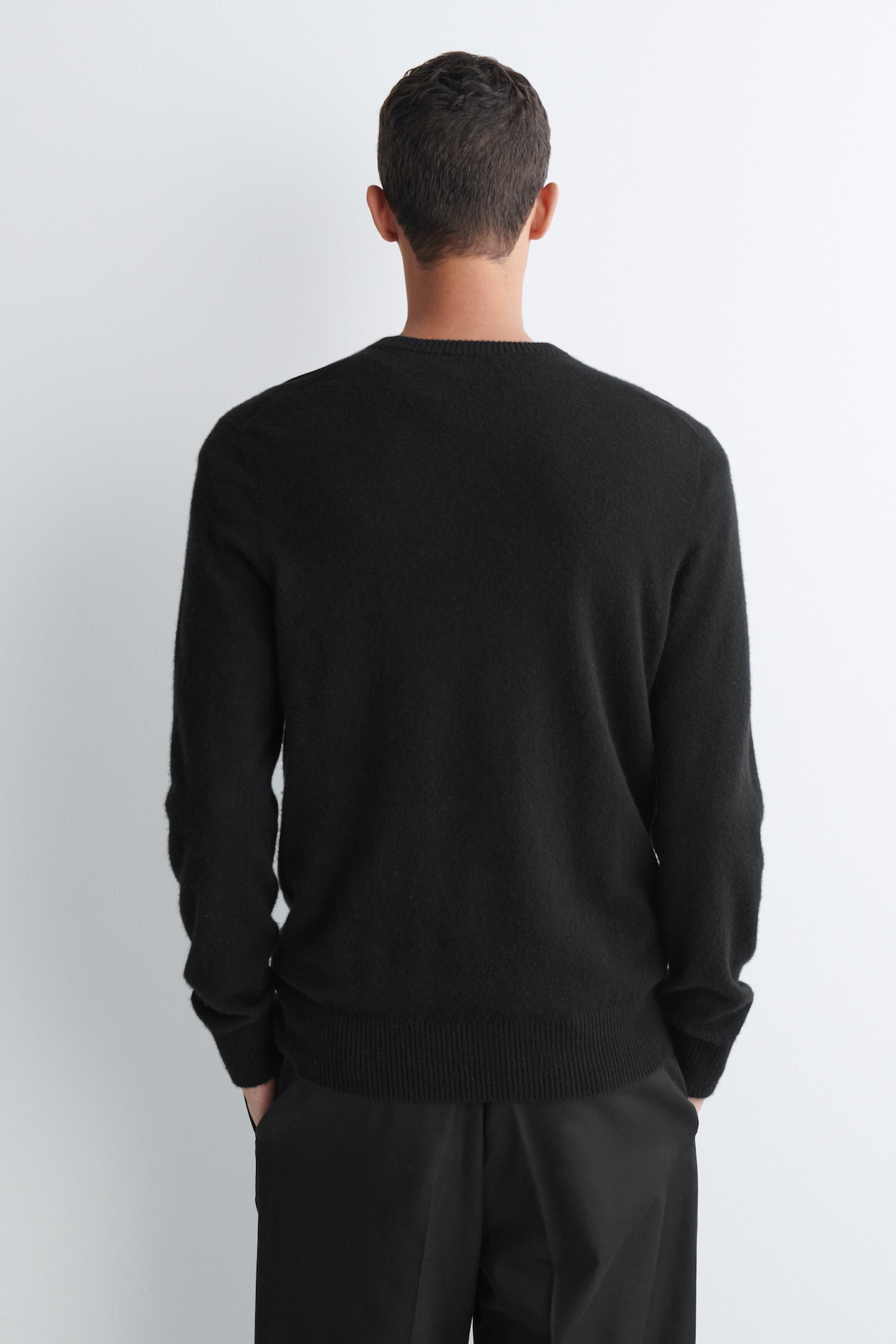 SEAMLESS PURE CASHMERE CREW-NECK SWEATER — BLACK