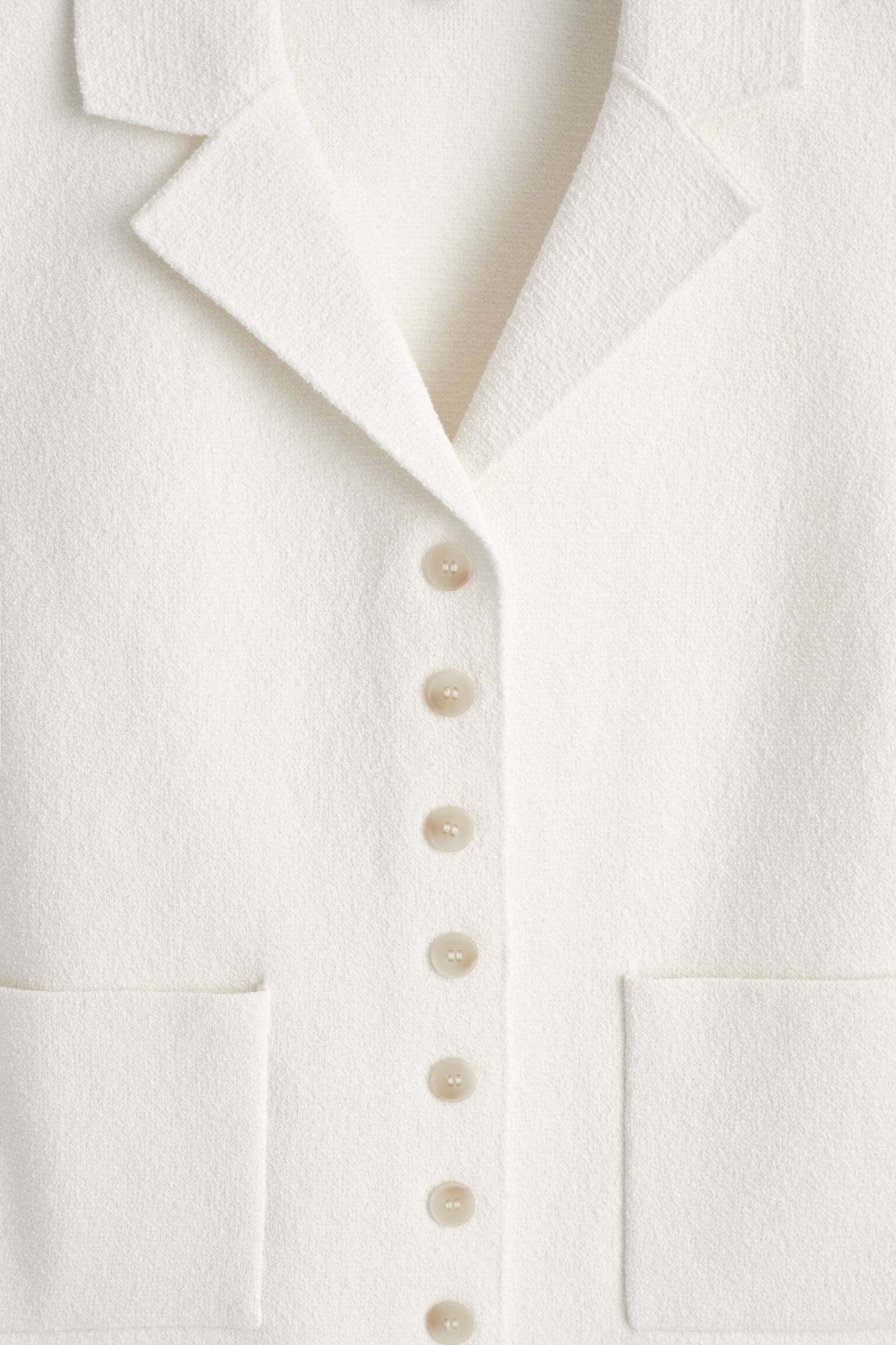 BOUCLÉSTICKAD VÄST - VIT/ROSTRÖD - 4