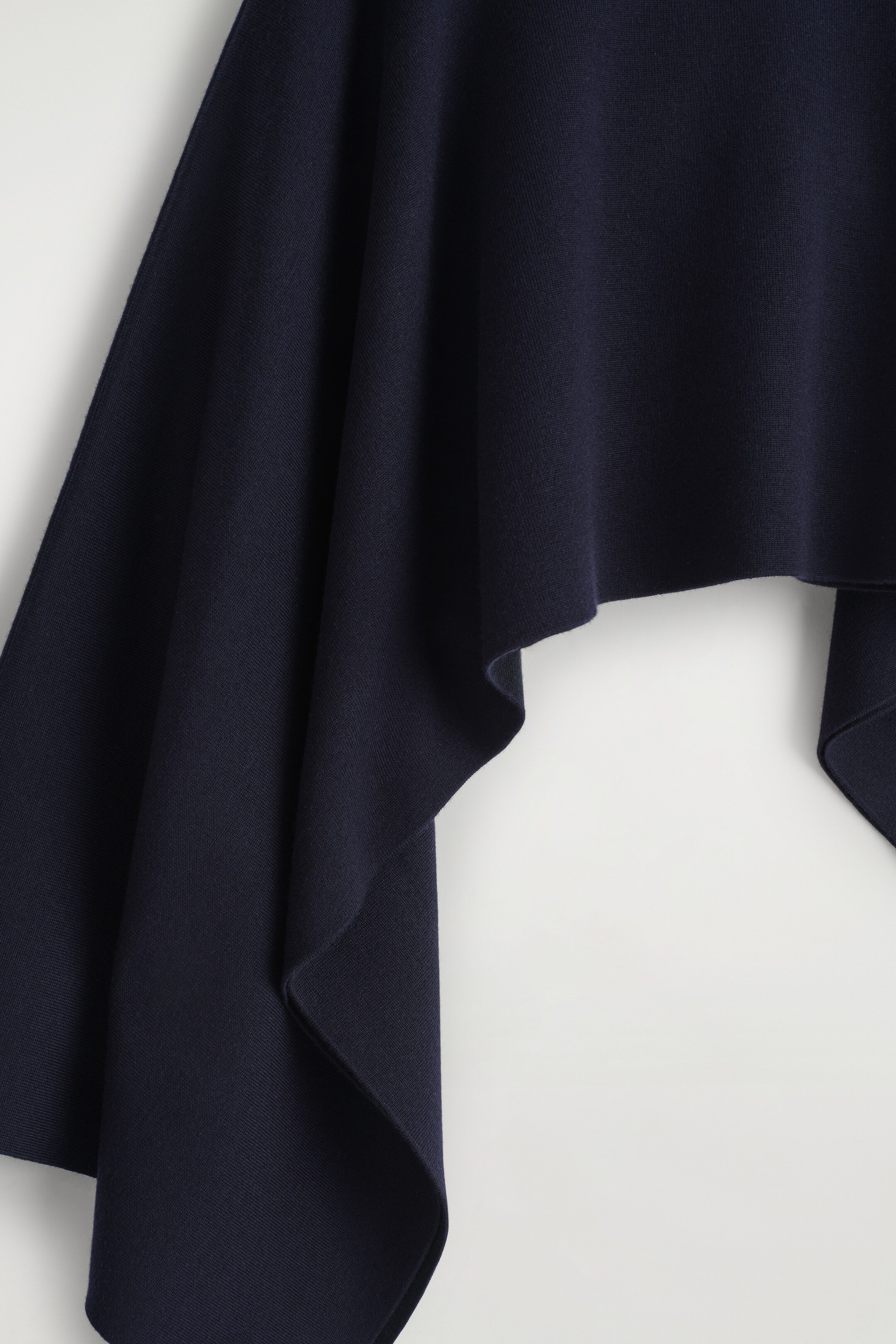 Vezi imaginea mai mare: CAPĂ ASIMETRICĂ DIN LÂNĂ DUBLĂ TRICOTATĂ - ALBASTRU ÎNCHIS / NEGRU - FEMEI | H&M RO 7