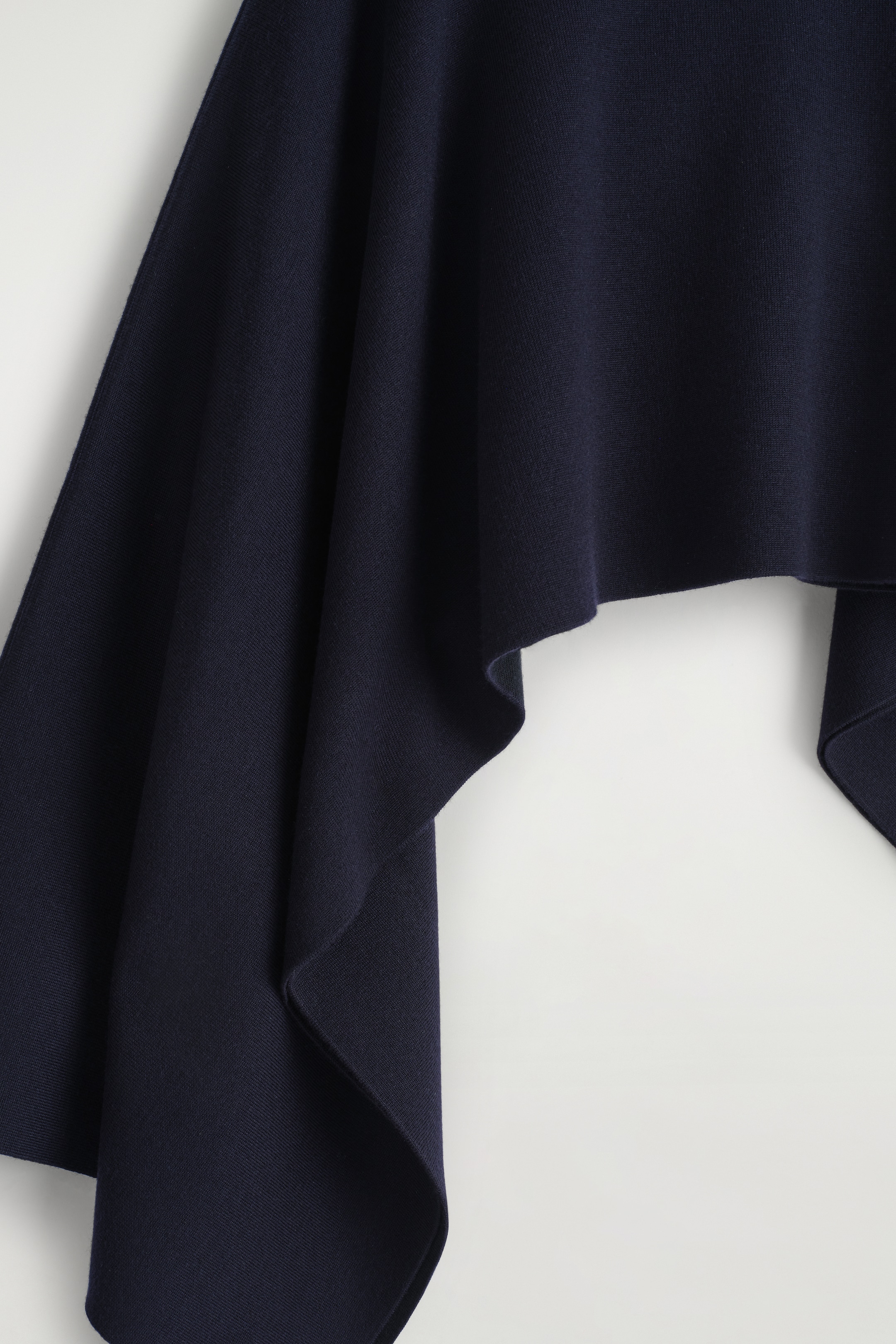 Grotere afbeelding bekijken: Asymmetrische dubbelgebreide wollen cape - marineblauw / zwart - DAMES | H&M BE 7