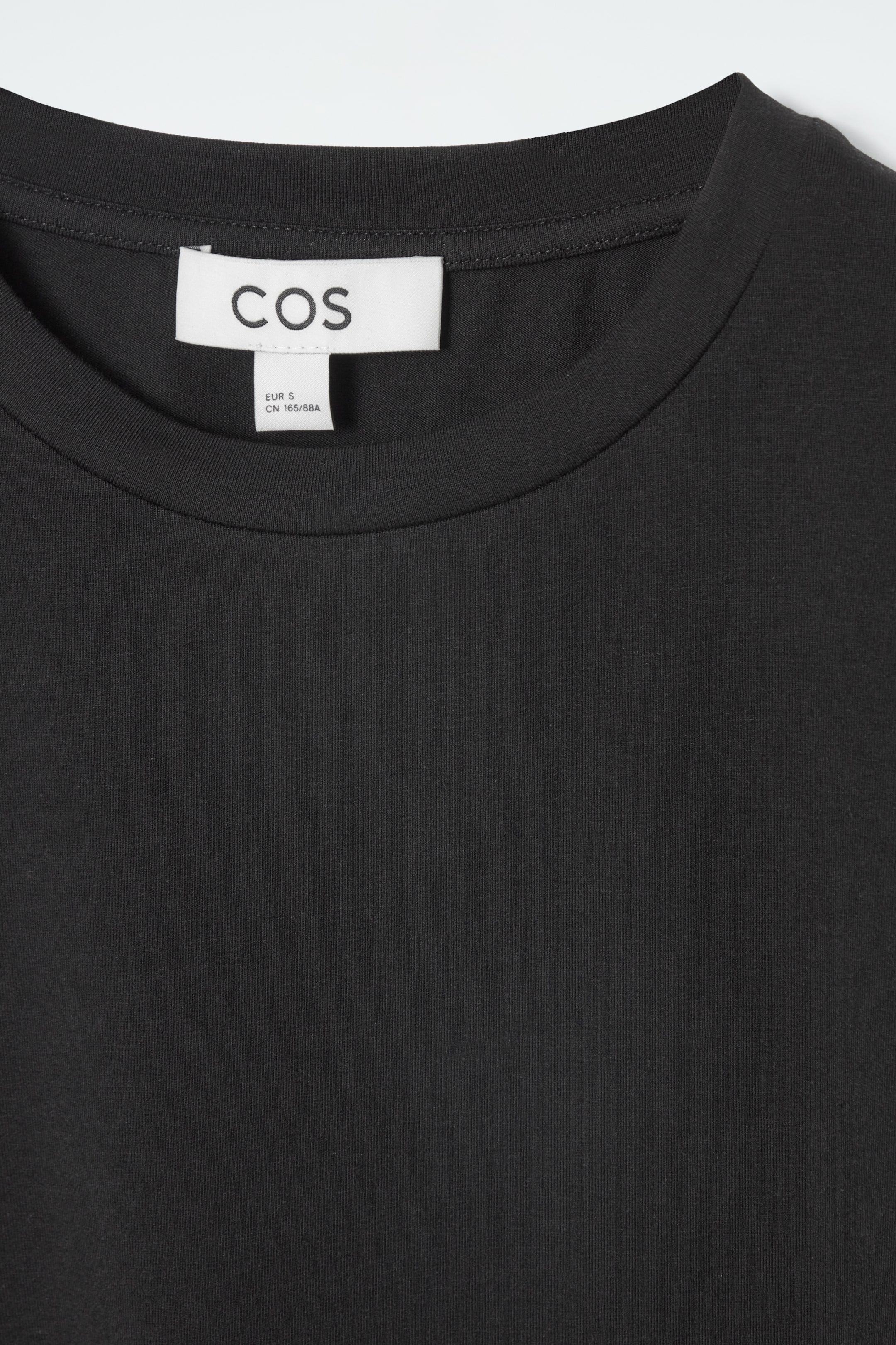 Grösseres Bild ansehen: LEICHT VERKÜRZTES SCHMAL GESCHNITTENES T-SHIRT - SCHWARZ - DAMEN | H&M CH 2