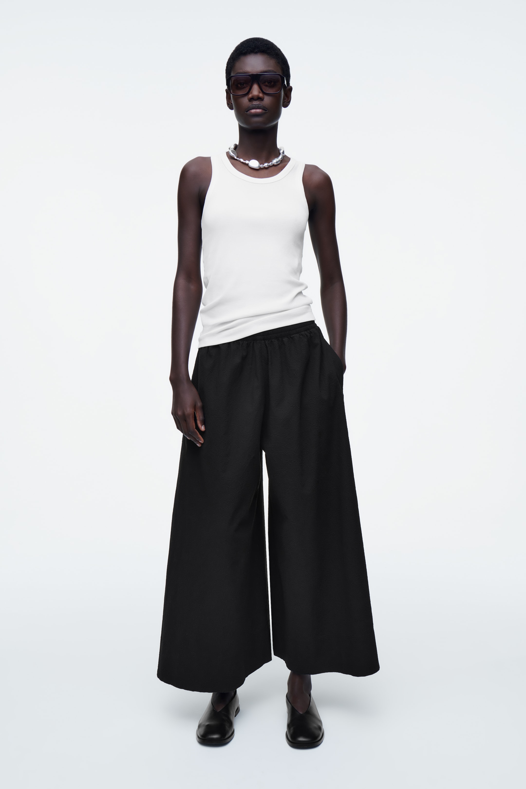 Zobrazit větší obrázek: KALHOTY CULOTTES ZE SEERSUCKERU - ČERNÁ - ŽENY | H&M CZ 1