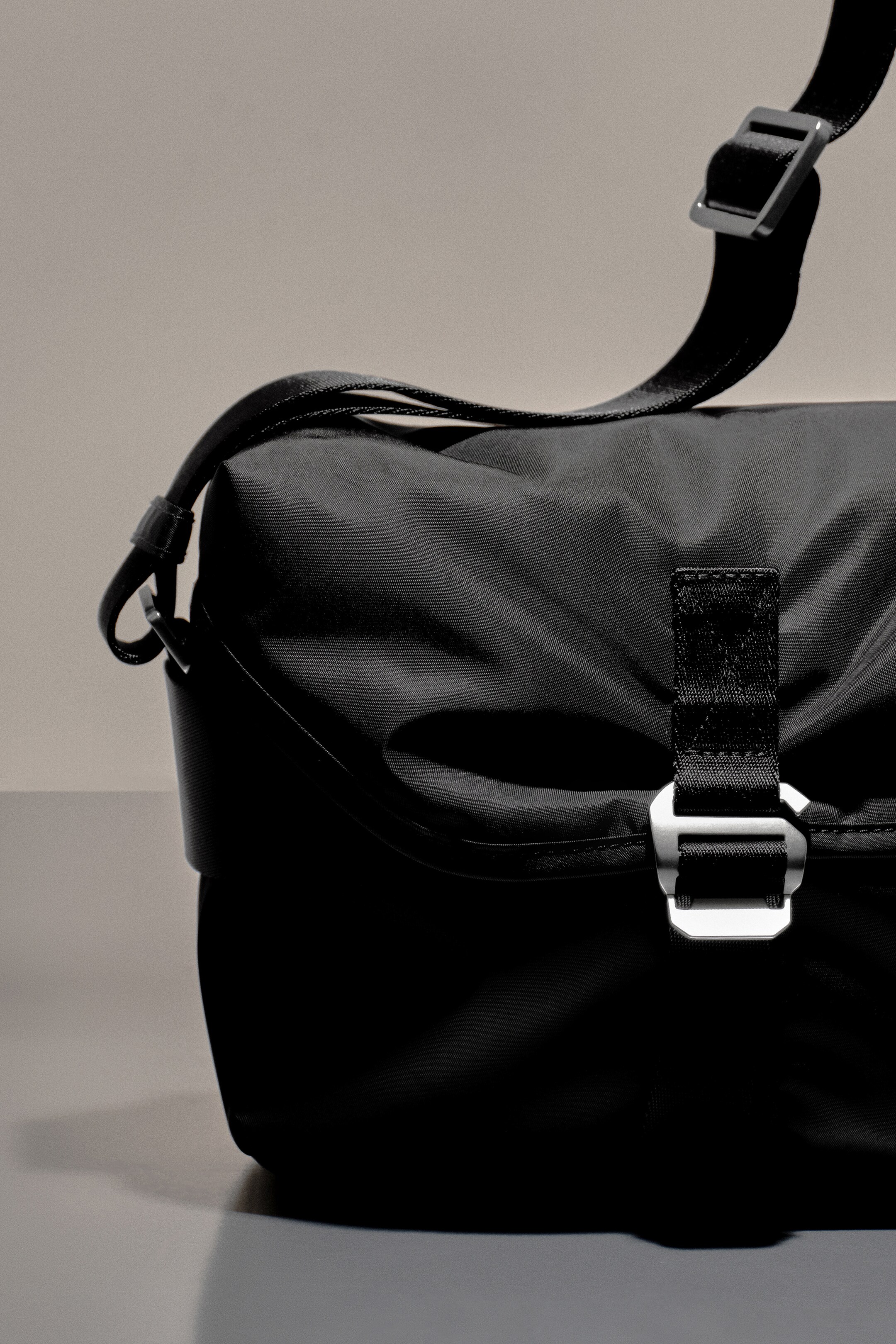 Größeres Bild anzeigen: PURSUIT UMHÄNGETASCHE – NYLON - SCHWARZ - Men | H&M AT 4